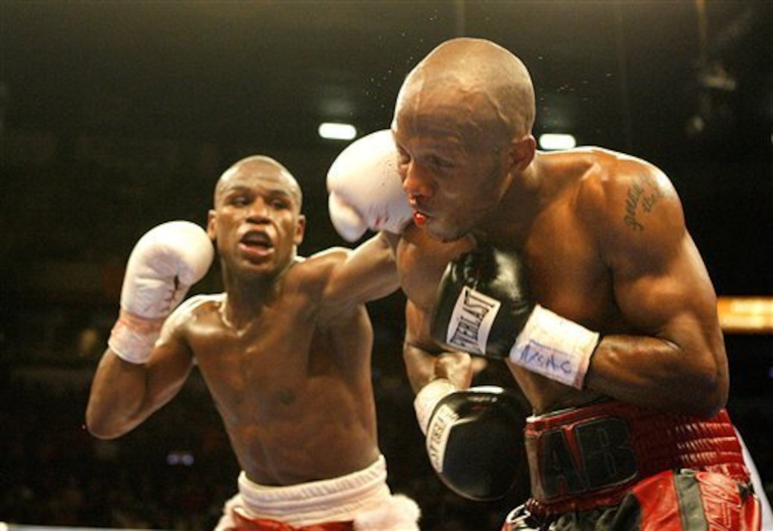 Mayweather dominated Judah after Round 4. Mayweather dominated Judah after Round 4.