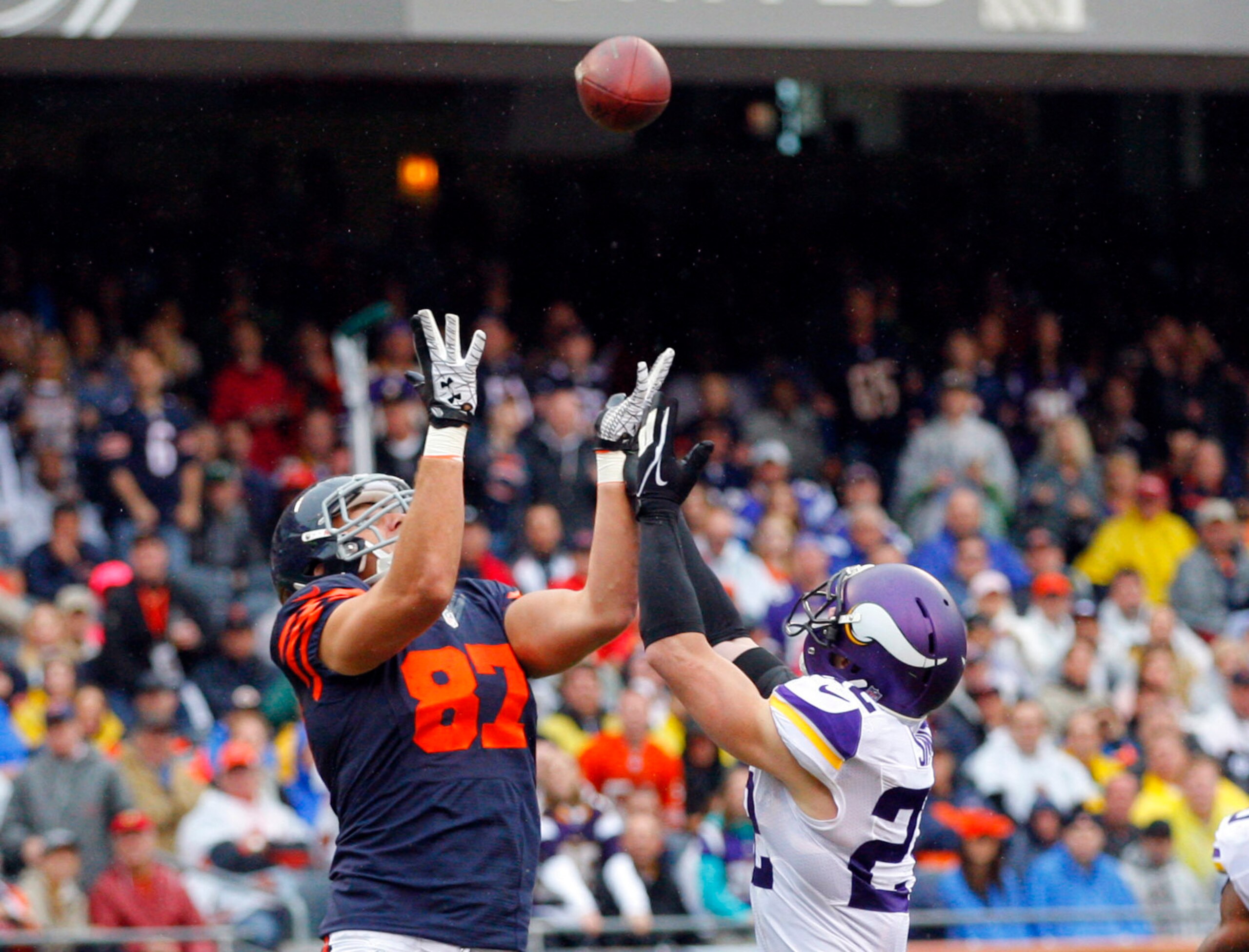 Steve Maneri (87, left) has played both tight end and offensive tackle in the NFL, but neither at a high level over an extended period of time.