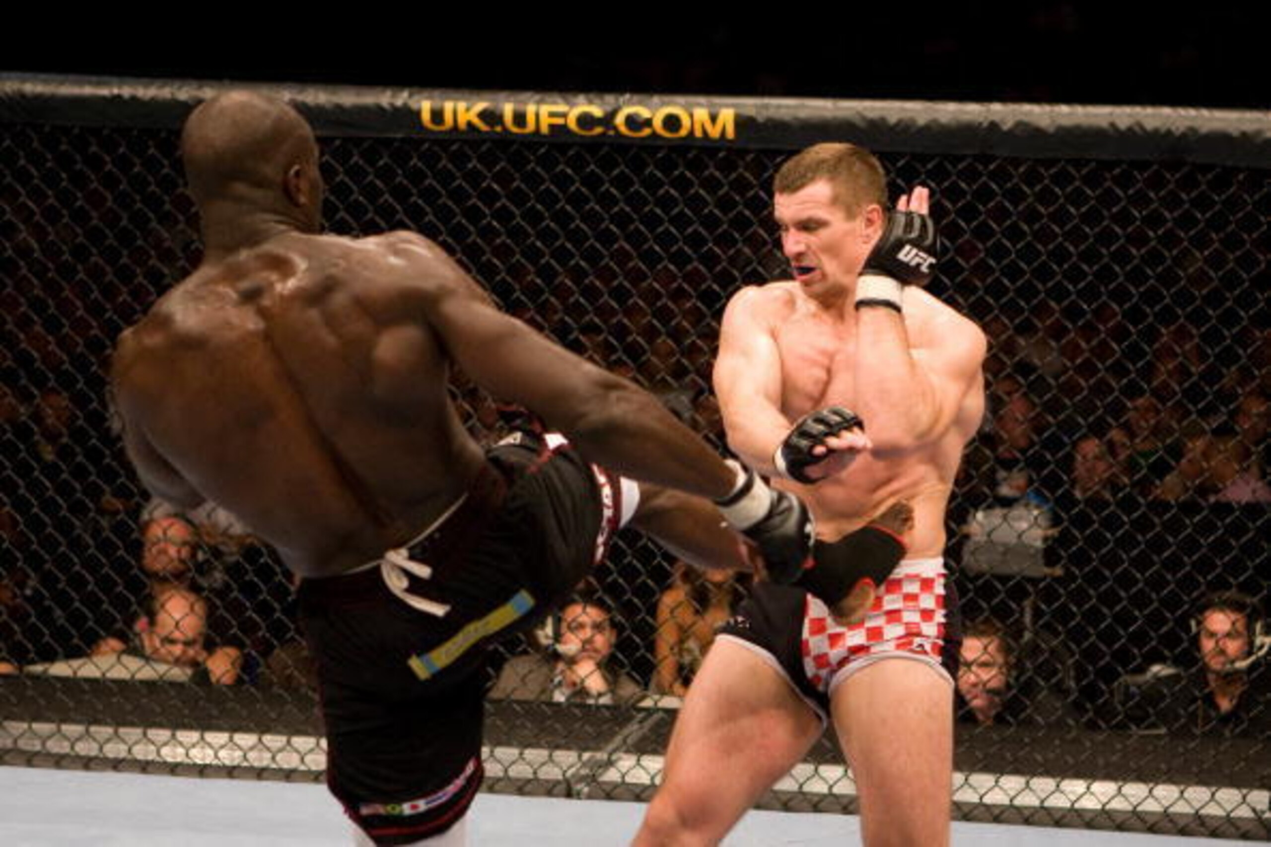 Cheick Kongo (left) kicks Mirko Cro Cop.