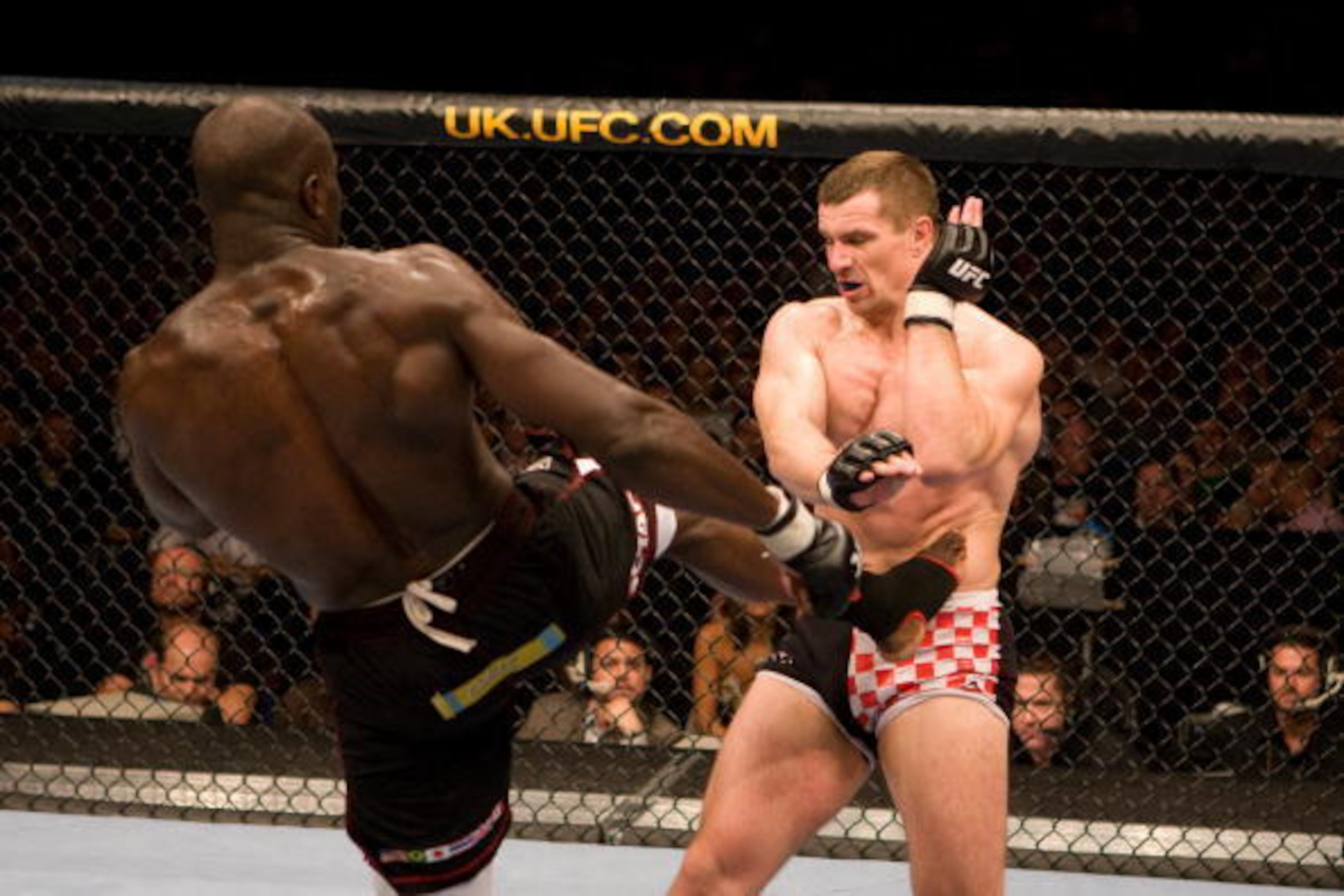 Cheick Kongo (left) kicks Mirko Cro Cop.