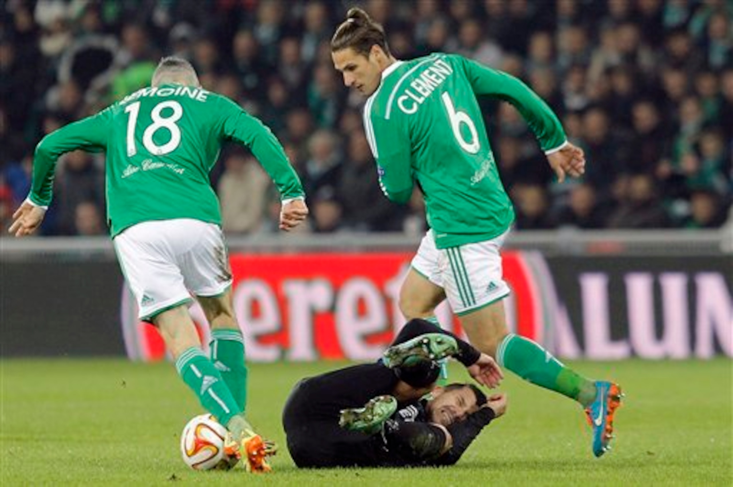 Inter Milan's Mateo Kovacic, center, is challenged for the ball by Saint-Etienne's Fabien Lemoine, left, and Jeremy Clement during their Europa League Group F soccer match in Saint-Etienne, central France, Thursday, Nov. 6, 2014. (AP Photo/Laurent Ciprian