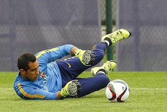 Barcelona's Chilean goalkeeper Claudio Bravo takes part in a training session at the Sports Center FC Barcelona Joan Gamper in Sant Joan Despi, near Barcelona on August 13, 2015.  AFP PHOTO / QUIQUE GARCIA        (Photo credit should read QUIQUE GARCIA/AF