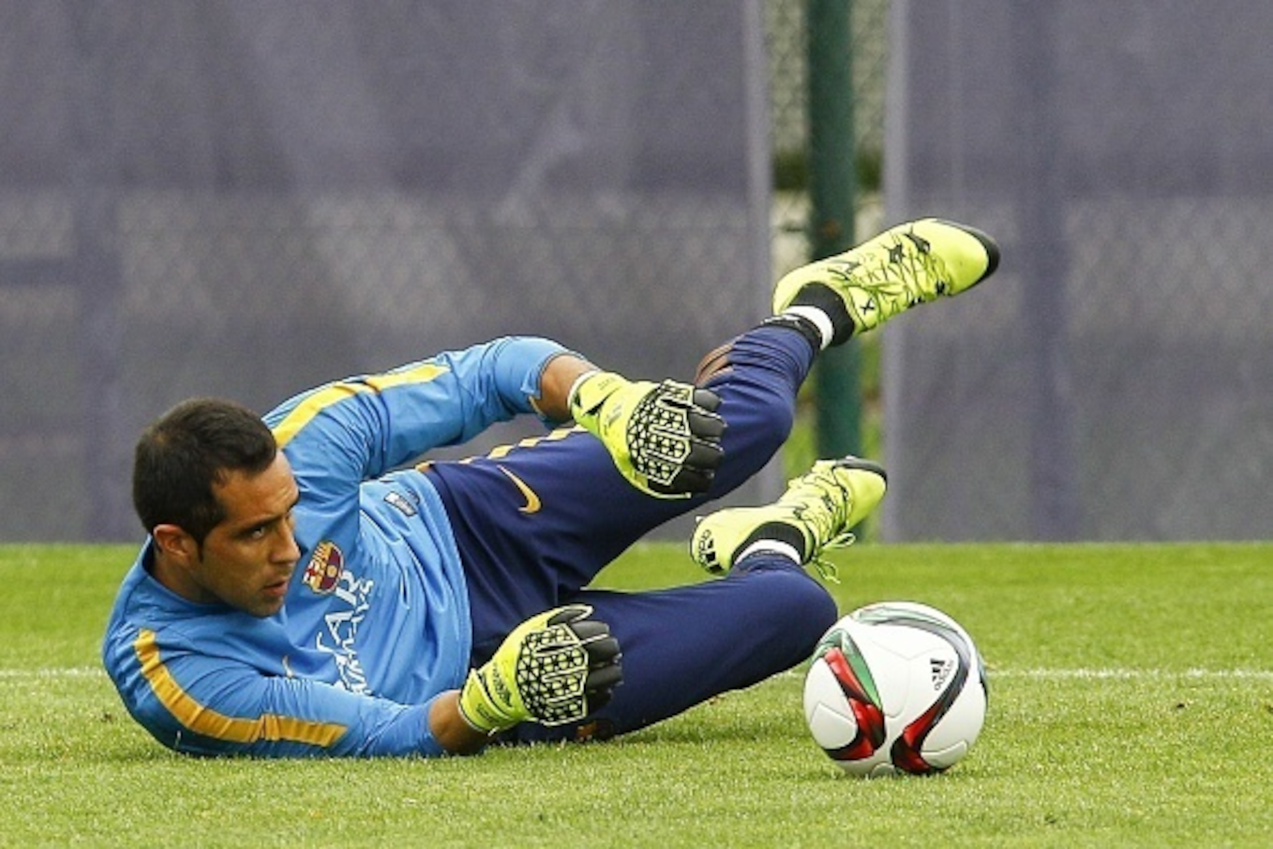 Barcelona's Chilean goalkeeper Claudio Bravo takes part in a training session at the Sports Center FC Barcelona Joan Gamper in Sant Joan Despi, near Barcelona on August 13, 2015.  AFP PHOTO / QUIQUE GARCIA        (Photo credit should read QUIQUE GARCIA/AF