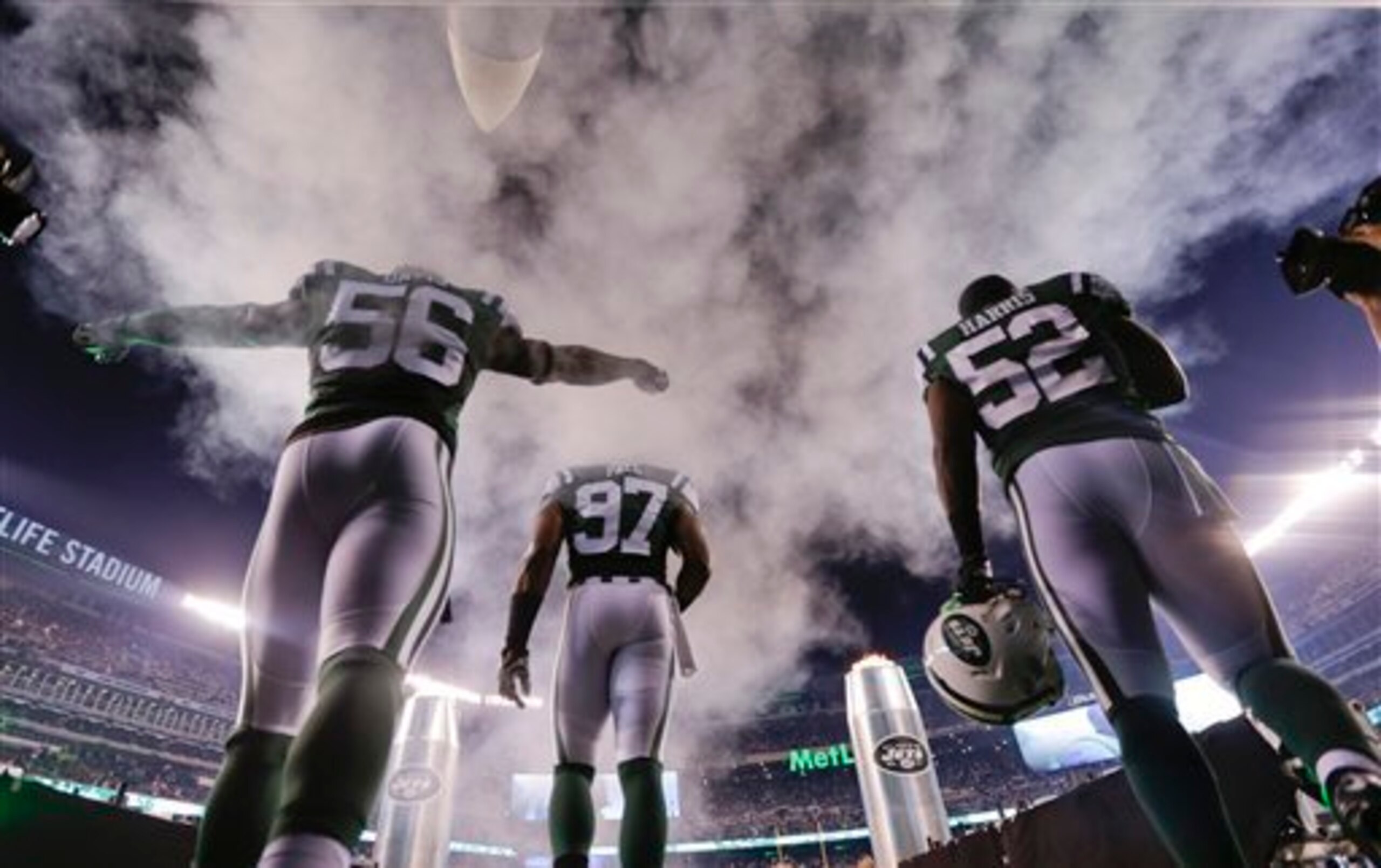 Demario Davis (56, left) and David Harris (52, right) will roam the middle of the front seven as a pair once again in 2015.
