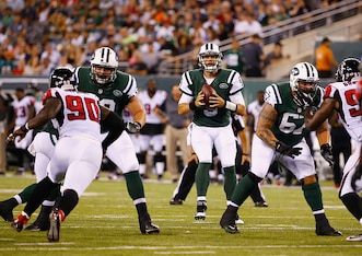 EAST RUTHERFORD, NJ - AUGUST 21:  Bryce Petty #9 of the New York Jets passes against the Atlanta Falcons during their pre season game at MetLife Stadium on August 21, 2015 in East Rutherford, New Jersey.  (Photo by Al Bello/Getty Images)