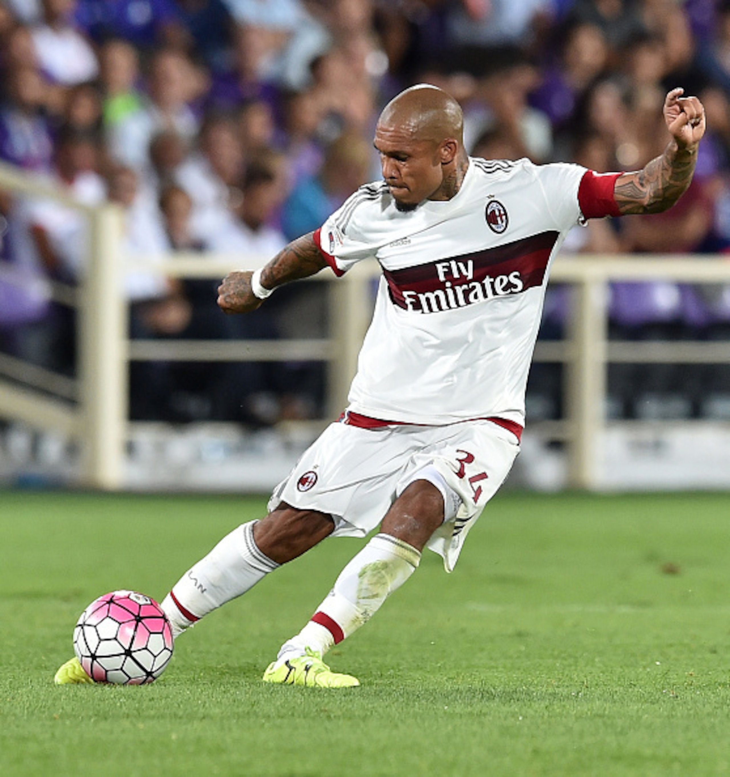 De Jong is not a fit in front of the defense. De Jong is not a fit in front of the defense.