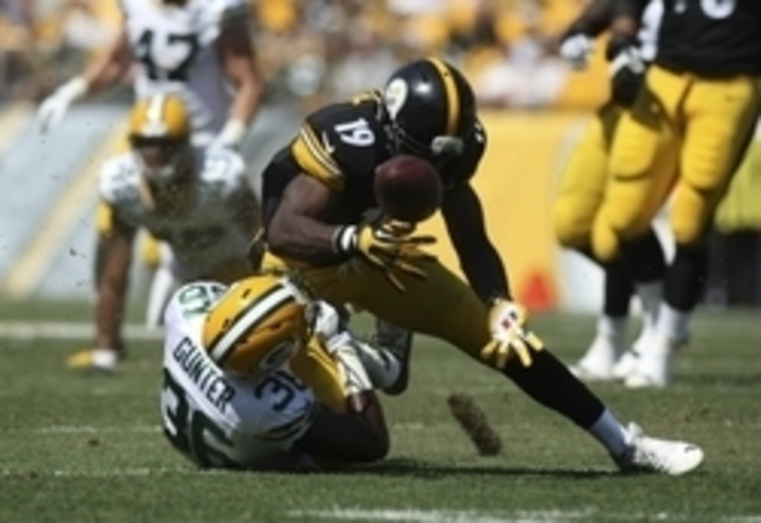 Ladarius Gunter breaking up a play against the Steelers