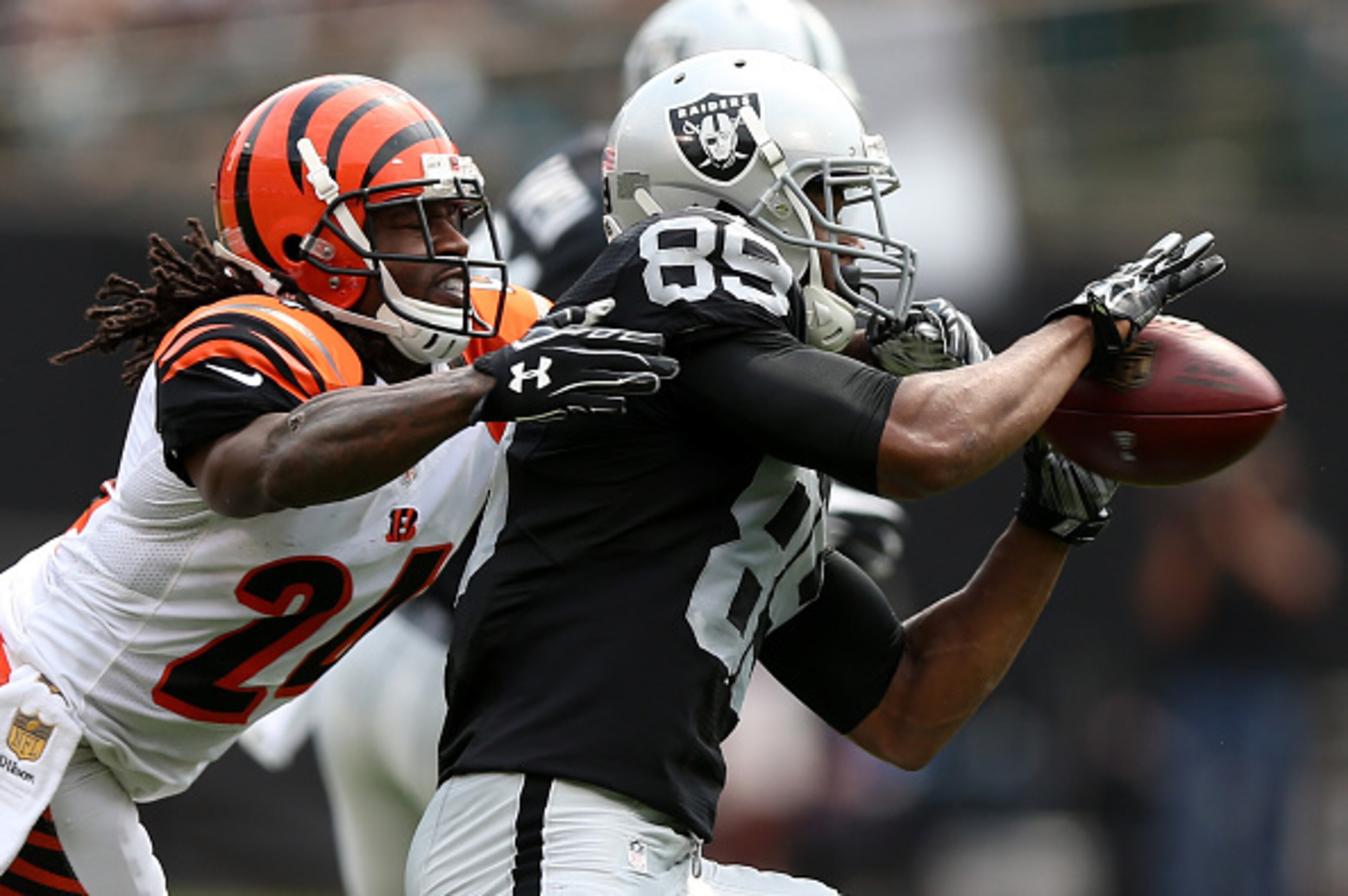 Adam Jones tackling Amari Cooper
