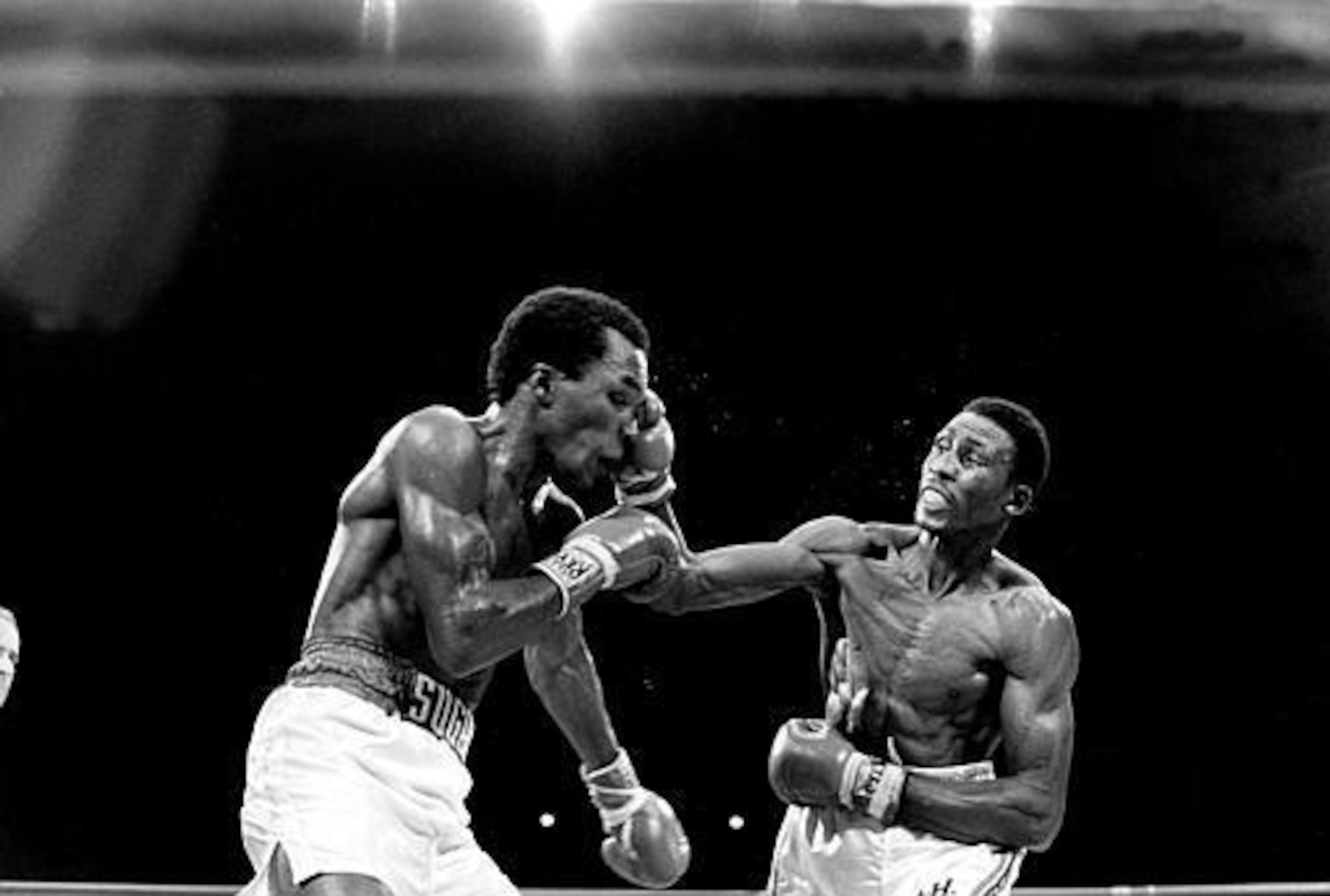 Hearns had Leonard in trouble early on.
