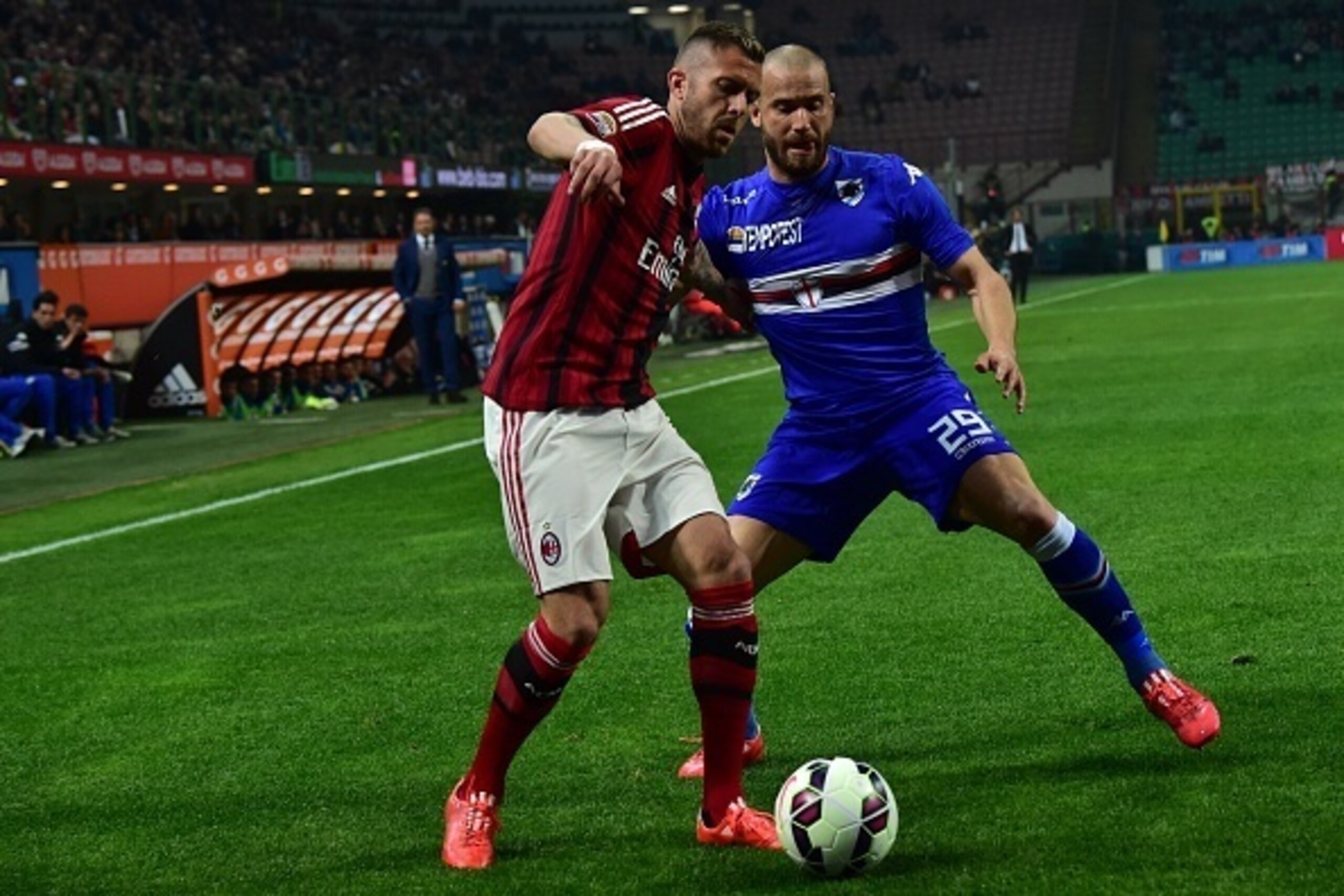 AC Milan's midfielder from France Jeremy Menez (L) fights for the ball with Sampdoria's defender Lorenzo De Silvestri during the Italian Serie A football match between AC Milan and Sampdoria at San Siro Stadium in Milan on April 12, 2015. AFP PHOTO / GIUS