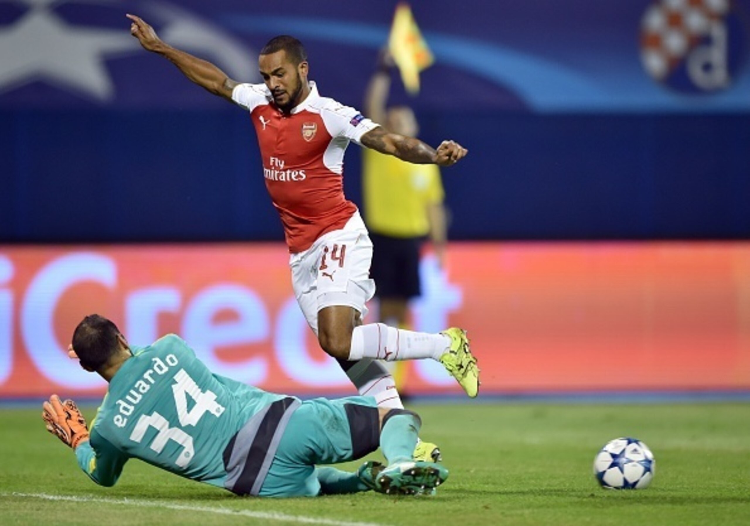 Arsenal's English forward Theo Walcott (R) challanges Dinamo Zagreb's Portuguese goalkeeper Eduardo during the UEFA Champions League Group F football match between GNK Dinamo Zagreb and Arsenal FC at Maksimir Stadium in Zagreb on September 16, 2015.  AFP 