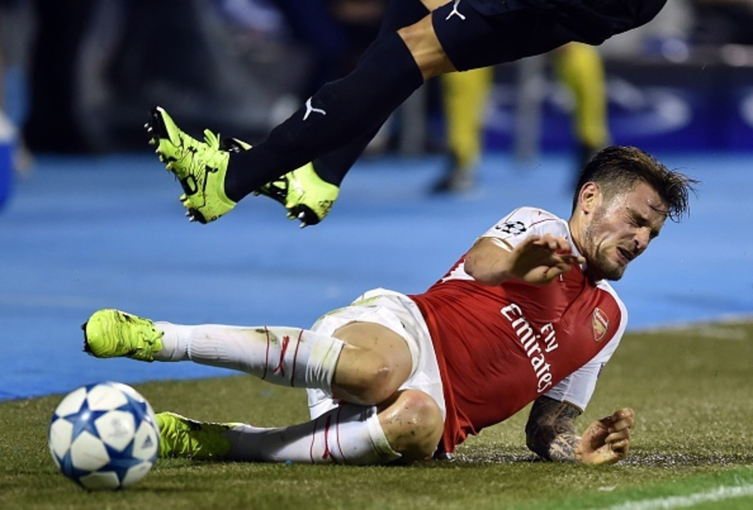 Arsenal's French defender Mathieu Debuchy (R) vies with Dinamo Zagreb's Argentinian defender Leonardo Sigali (unseen) during the UEFA Champions League Group F football match between GNK Dinamo Zagreb and Arsenal FC at Maksimir Stadium in Zagreb on Septemb