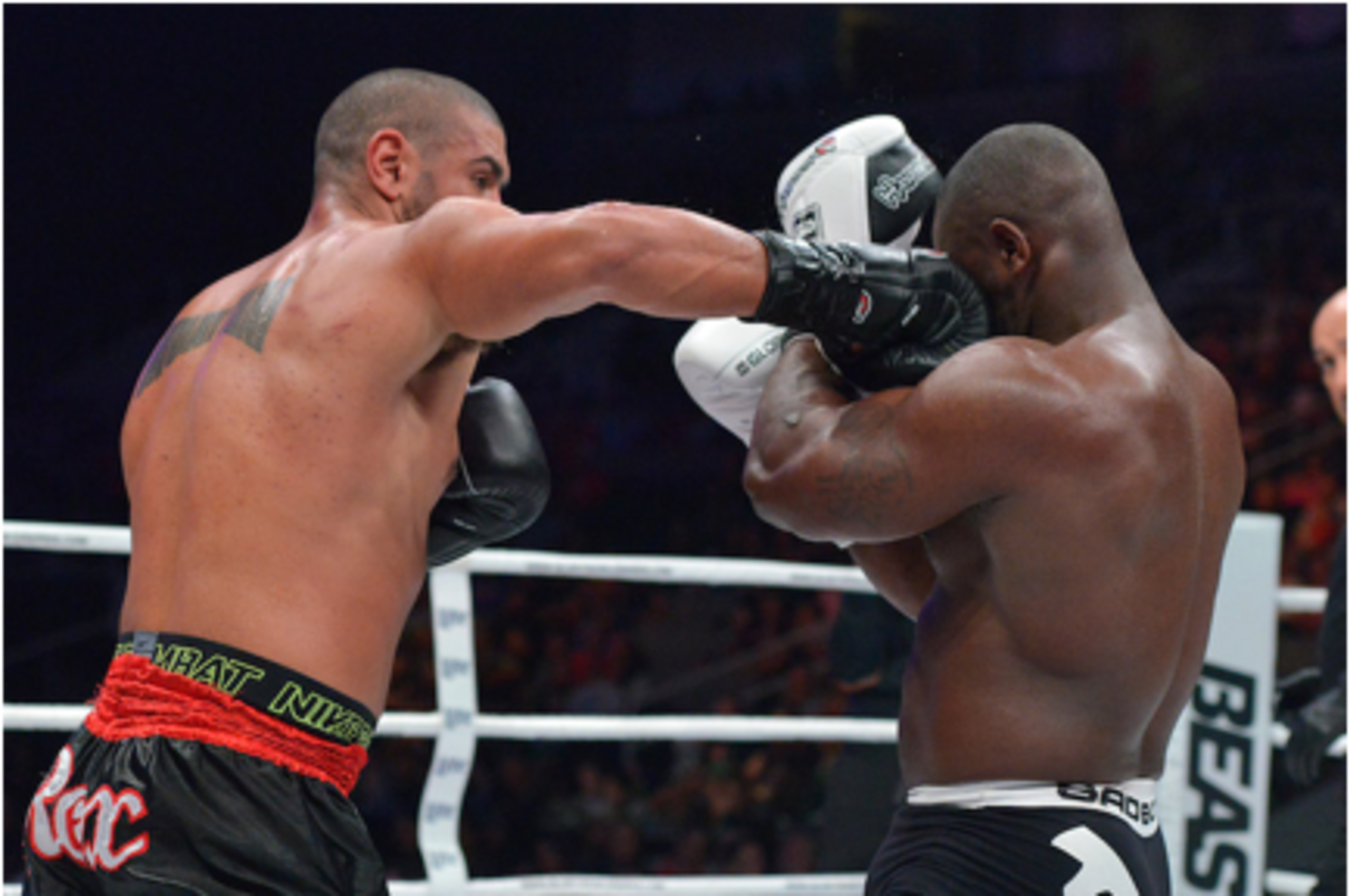 Saulo Cavalari punches Zack Mwekassa.