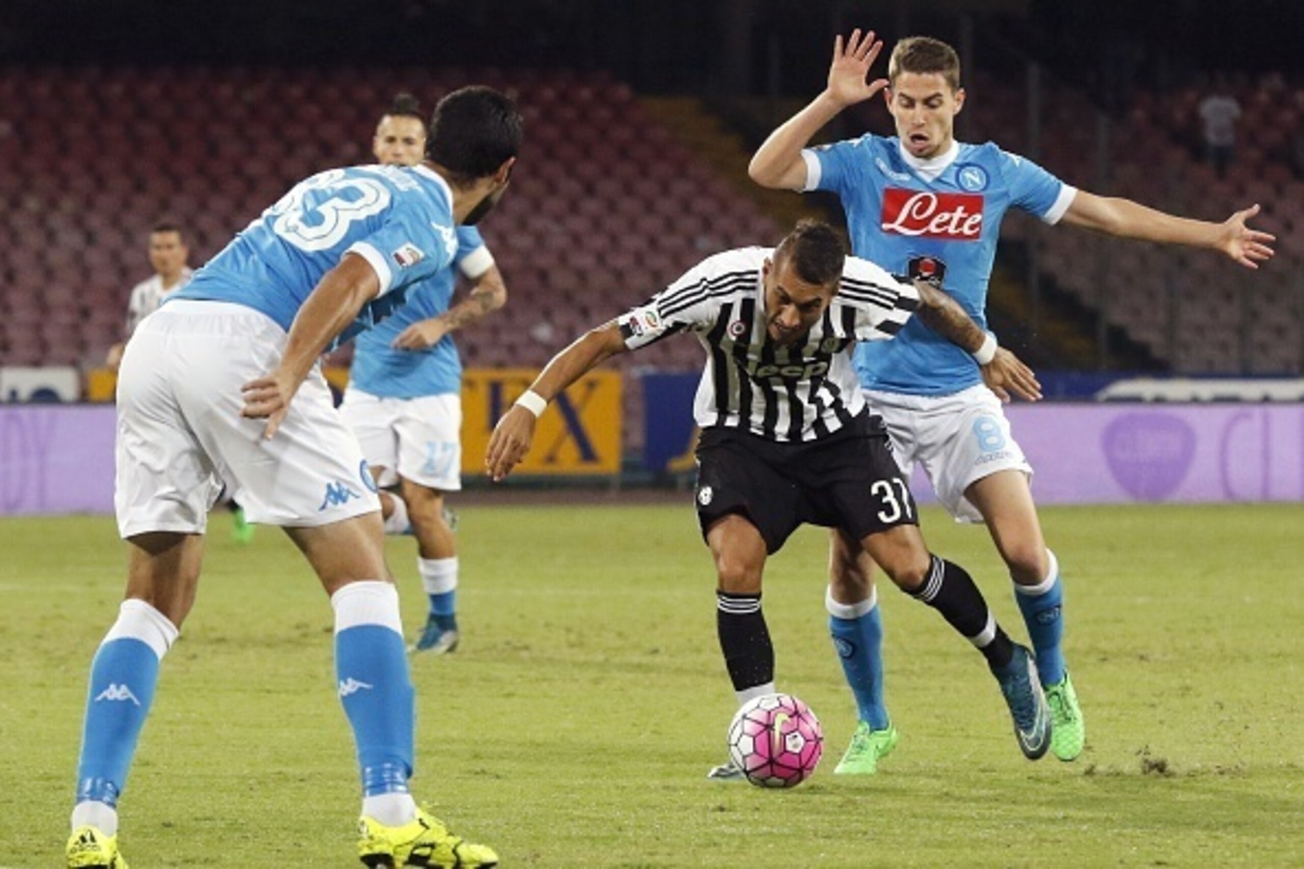 Roberto Pereyra is swarmed by Napoli defenders during Juve's 2-1 loss at the San Paolo.