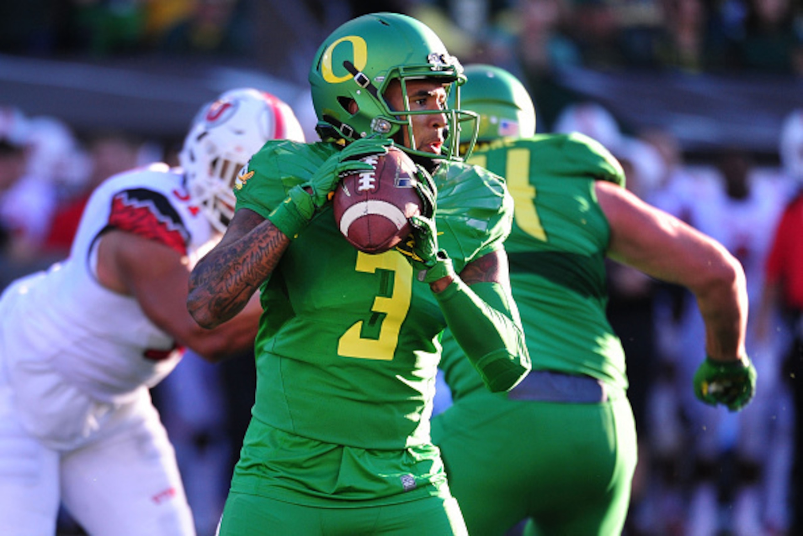 EUGENE, OR - SEPTEMBER 26:  Quarterback Vernon Adams Jr. #3 of the Oregon Ducks passes the ball in the second quarter of the game against the Utah Utes at Autzen Stadium on September 26, 2015 in Eugene, Oregon.  (Photo by Steve Dykes/Getty Images)