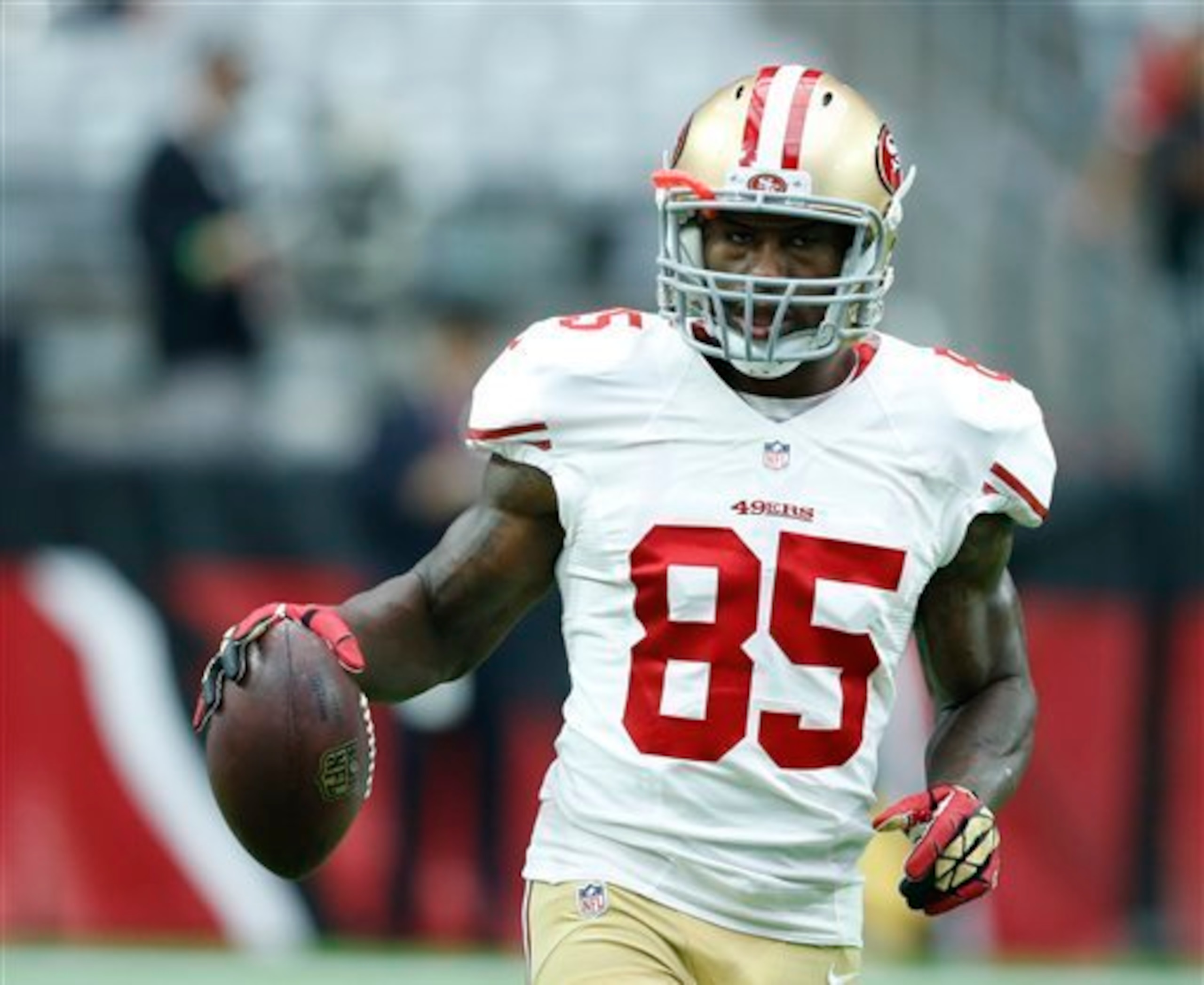 Tight end Vernon Davis suffered a knee sprain in Week 3.
