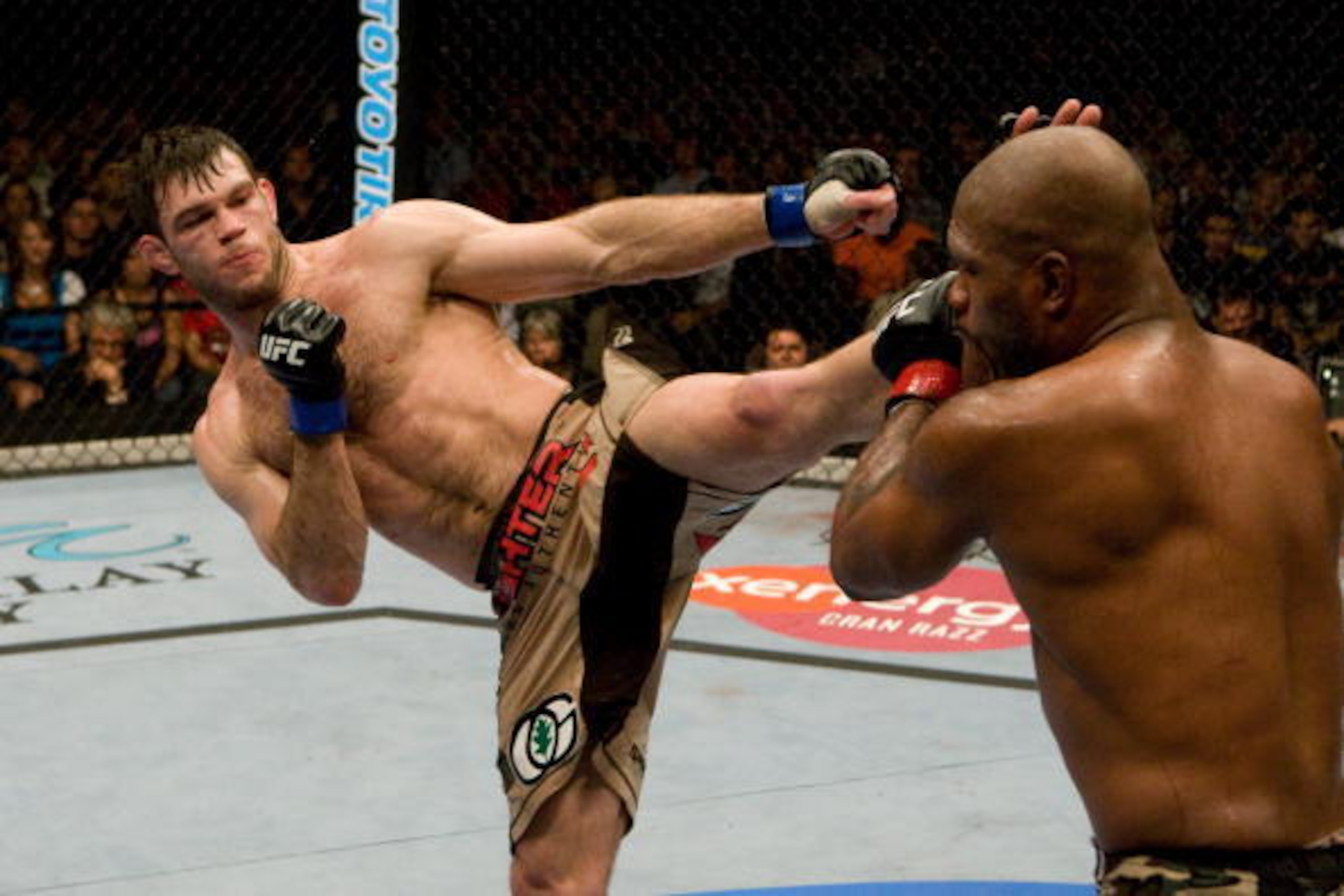 Forrest Griffin (left)
