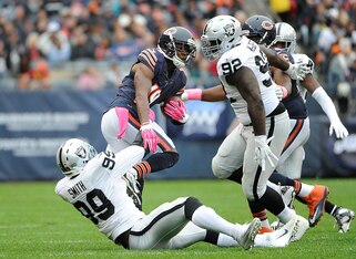 Linenacker Aldon Smith making a tackle