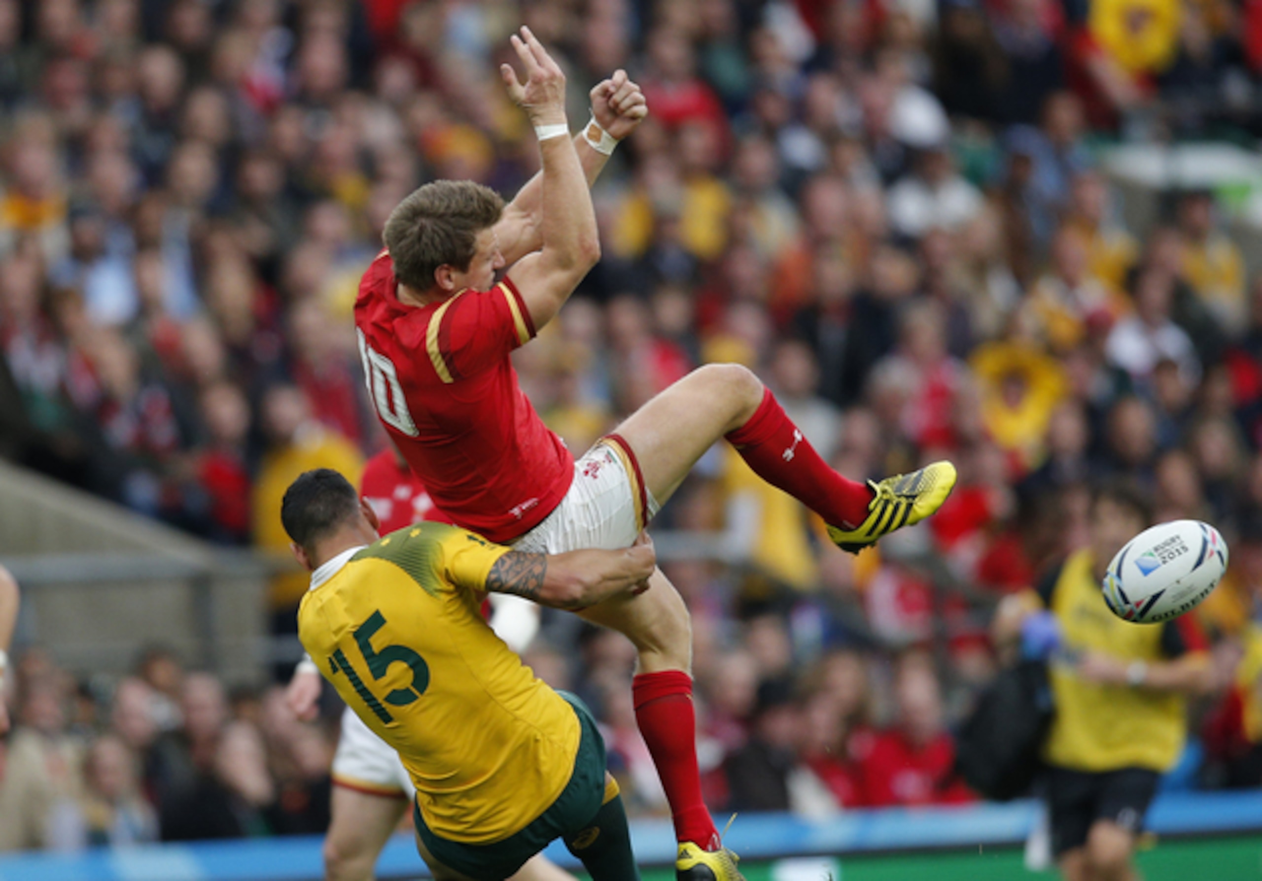 Israel Folau (gold) completely misjudges a high ball