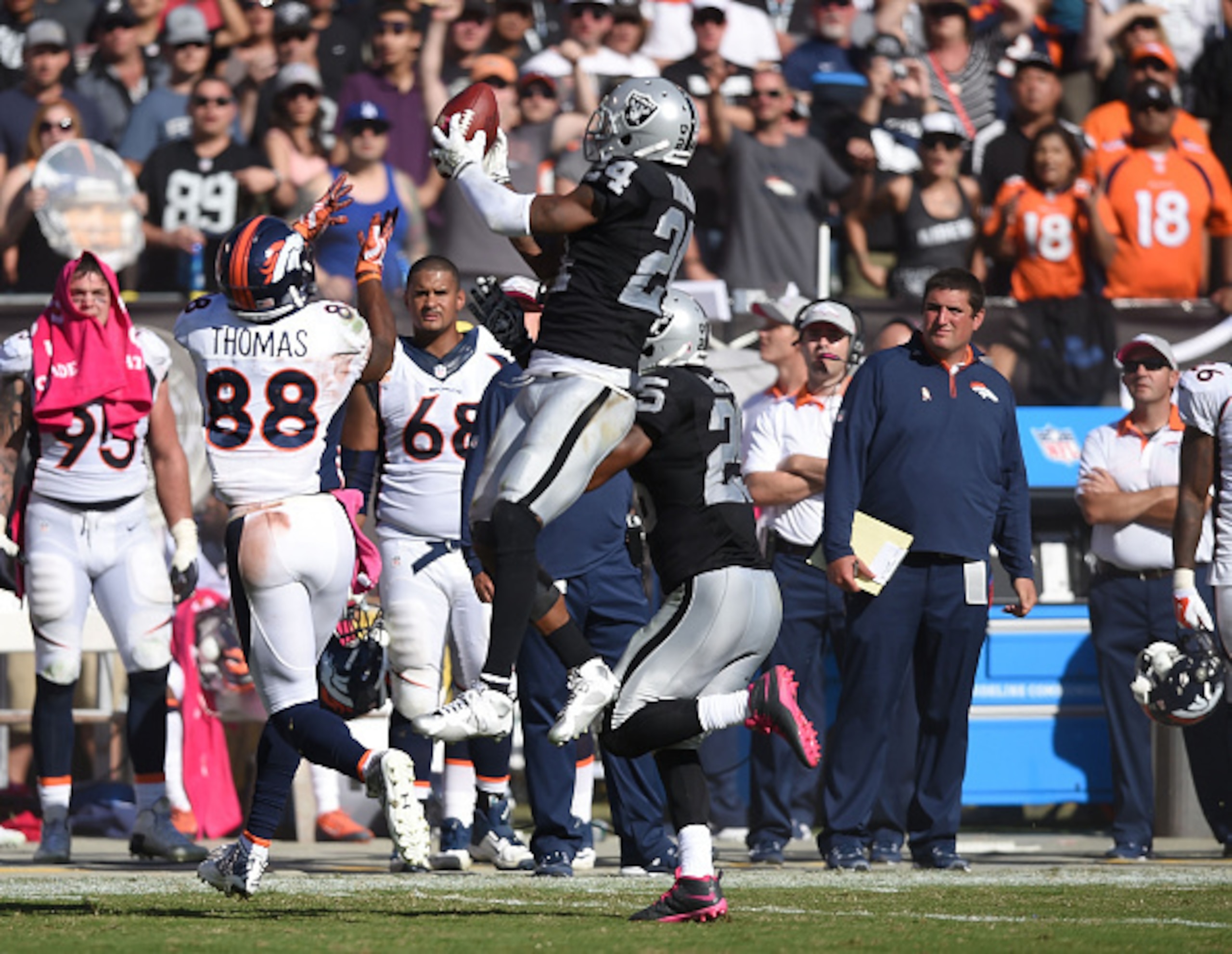 DB Charles Woodson intercepts Peyton Manning