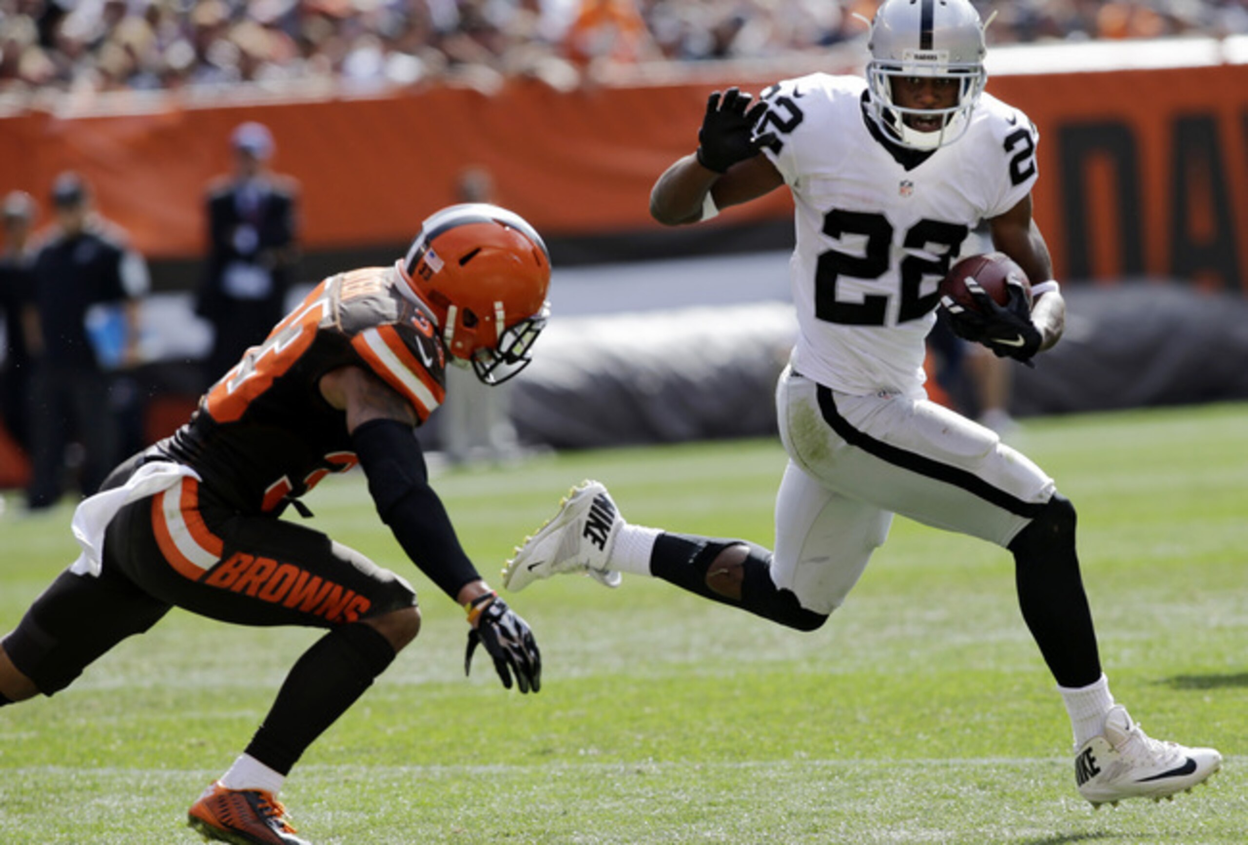 Raiders RB Taiwan Jones returns a kick Raiders RB Taiwan Jones returns a kick