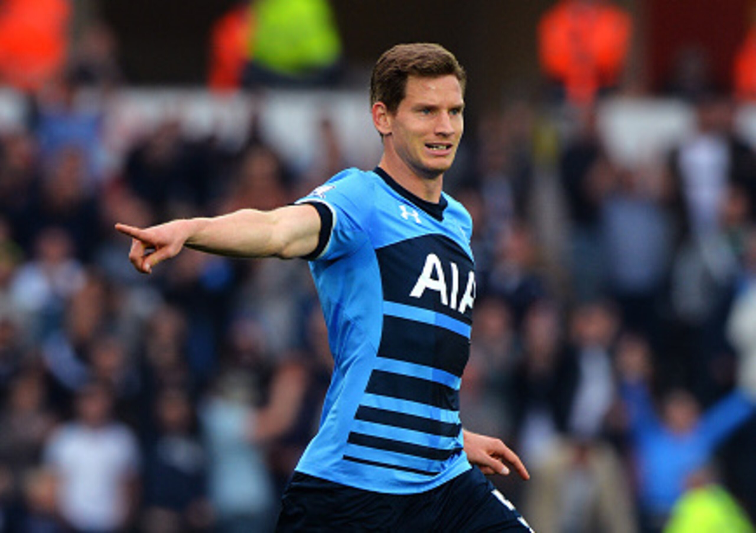 Current Spurs centre-back Jan Vertonghen in organisational mode.