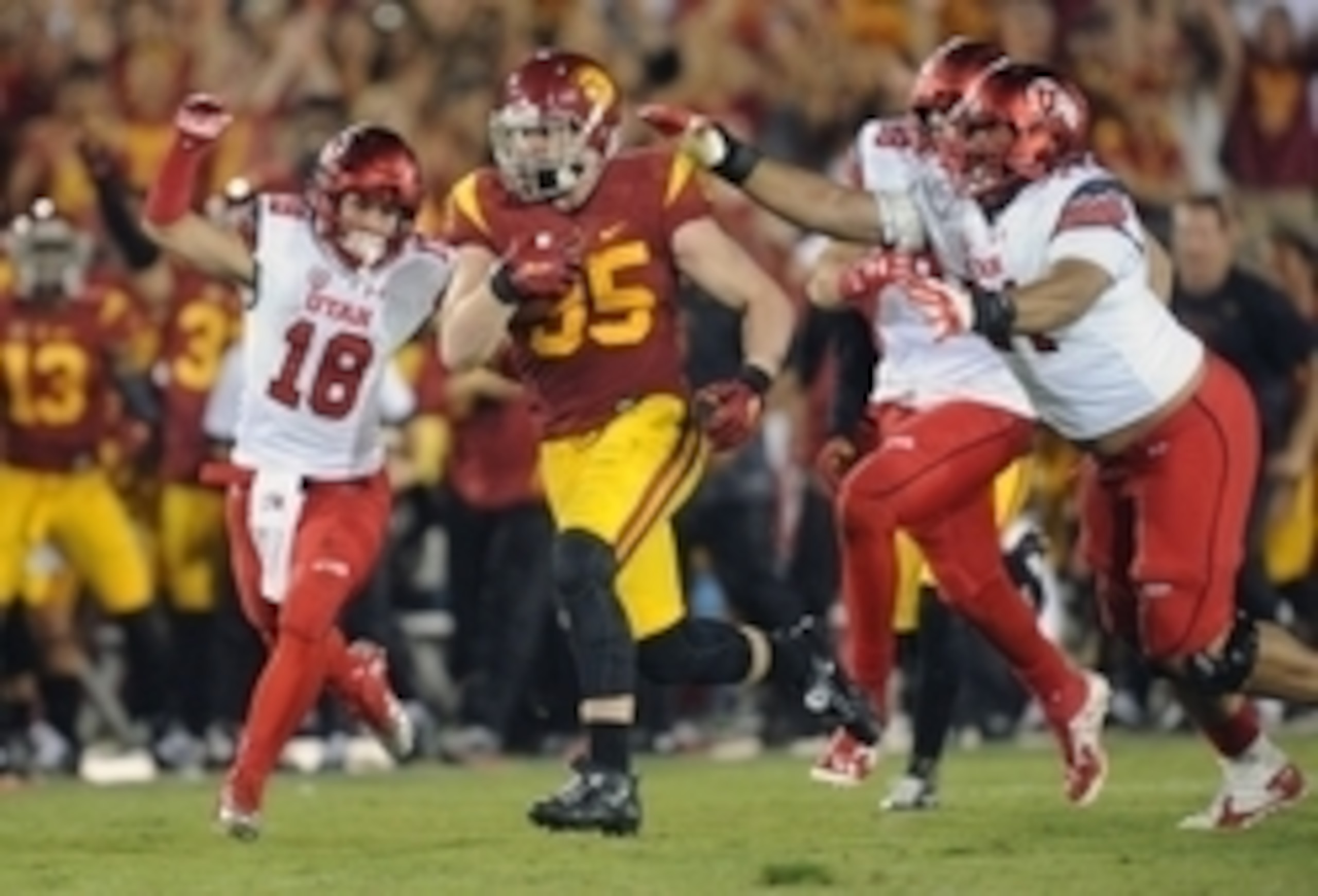 USC LB Cameron Smith (center)