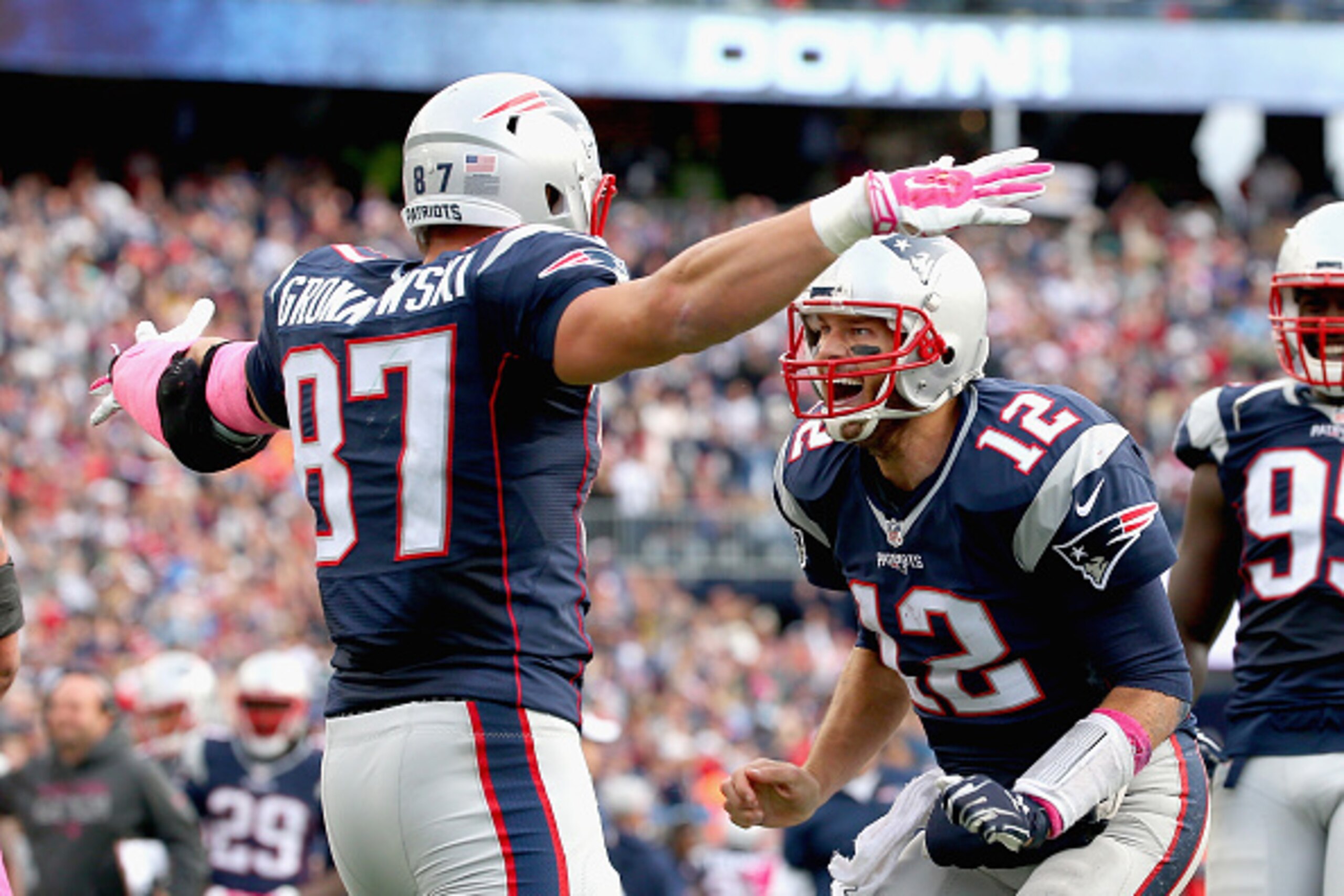 Tom Brady led a fourth-quarter comeback to keep the Pats undefeated.
