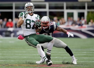 Eric Decker catches a pass against the Patriots.