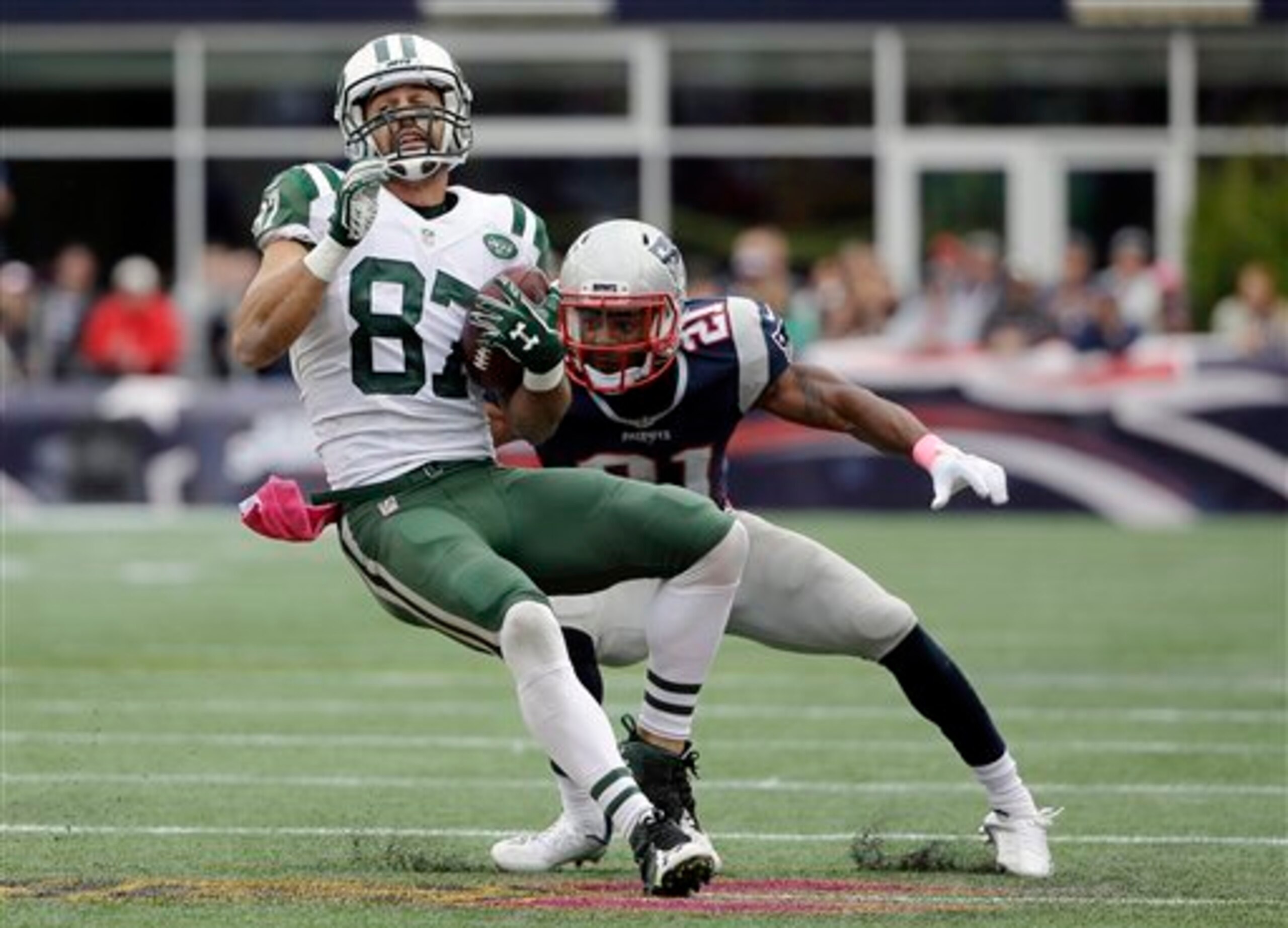 Eric Decker catches a pass against the Patriots.