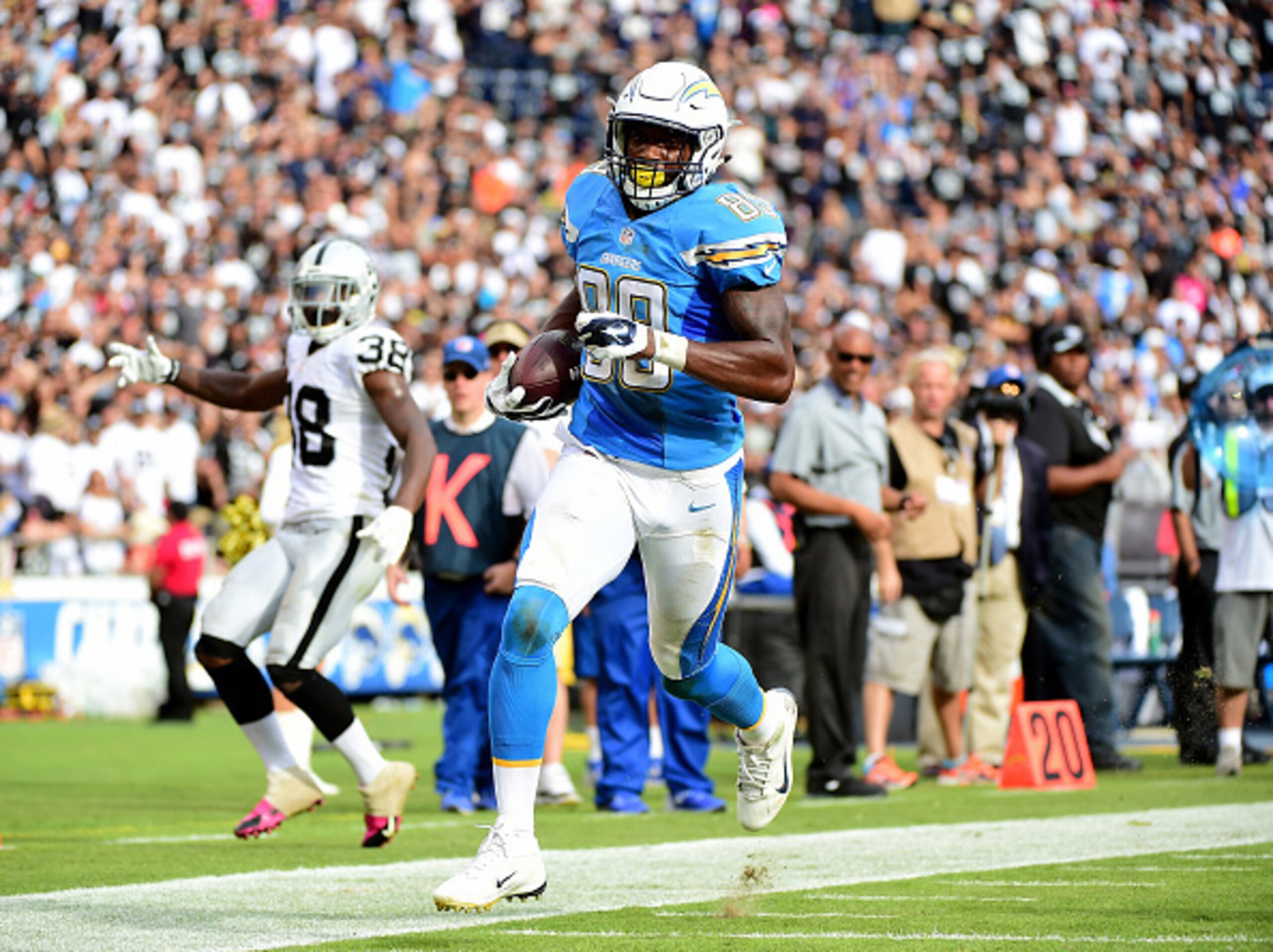 SAN DIEGO, CA - OCTOBER 25:  Ladarius Green #89 of the San Diego Chargers scores a touchdown to trail 37-13 during the fourth quarter against the Oakland Raiders at Qualcomm Stadium on October 25, 2015 in San Diego, California.  (Photo by Harry How/Getty 