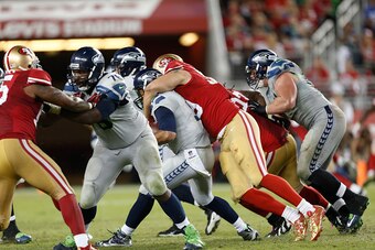 Aaron Lynch sacks Russell Wilson.