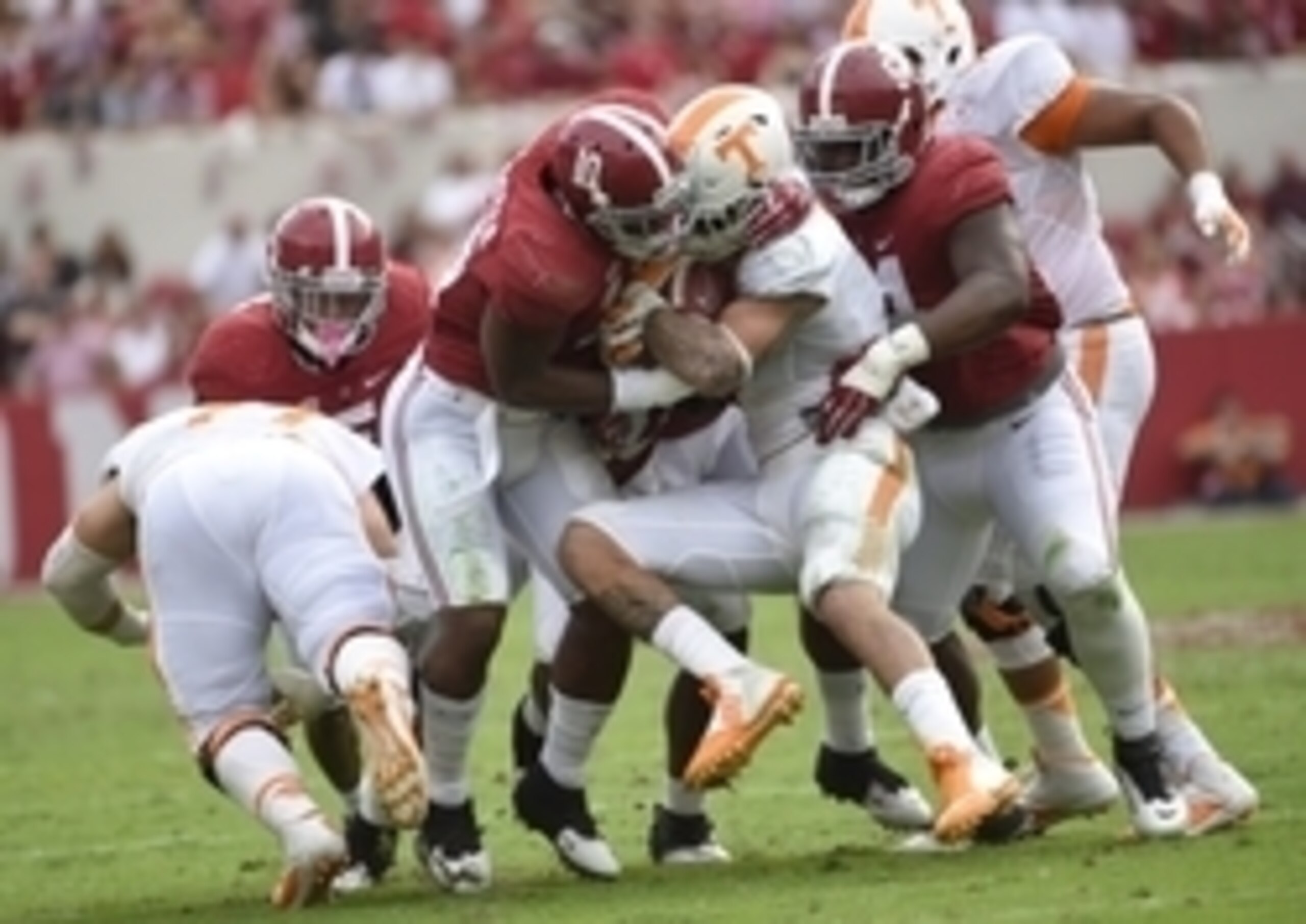 Alabama LB Reuben Foster (center)