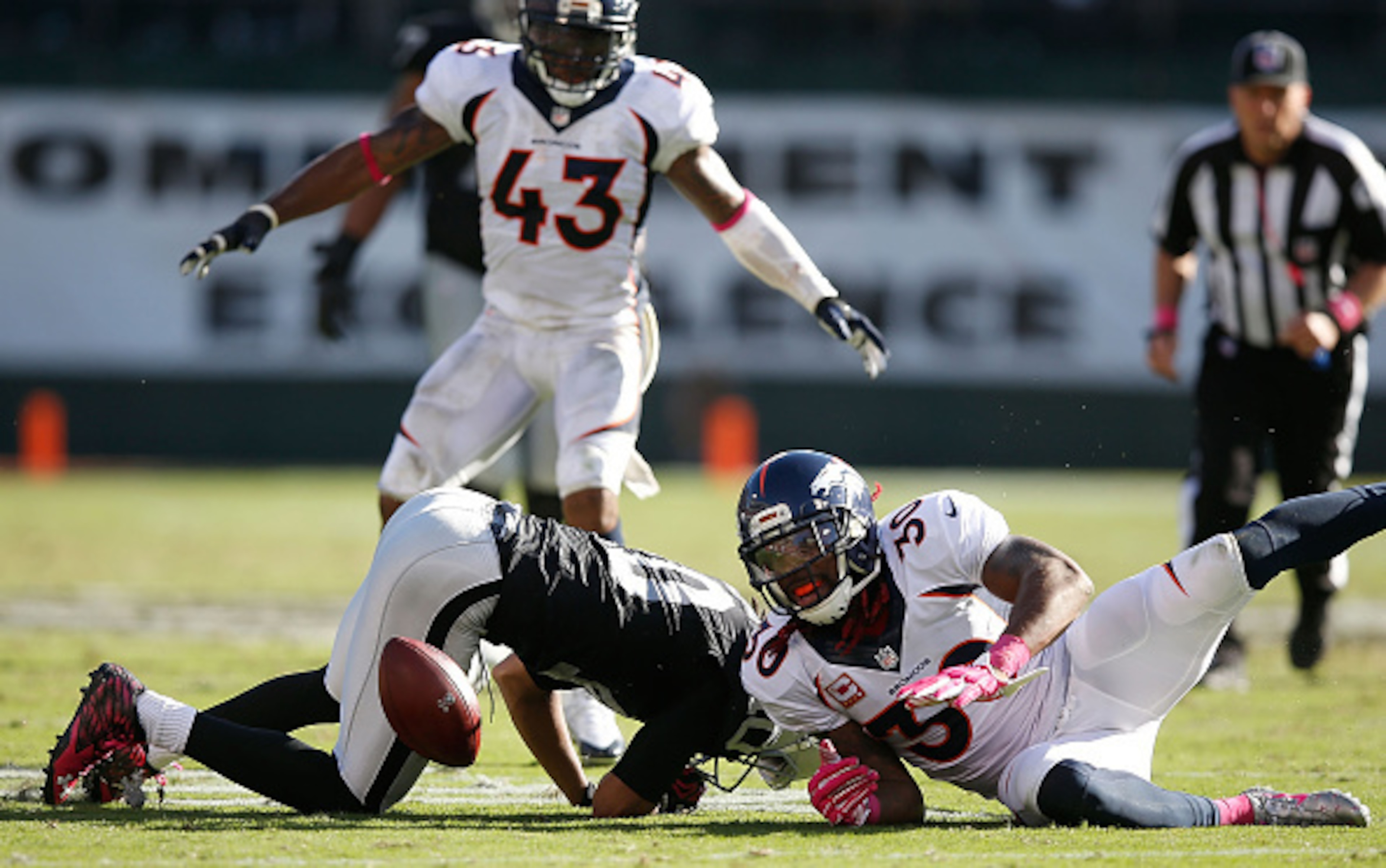 Raiders wide receiver Seth Roberts fails to reel in a pass against the Denver Broncos