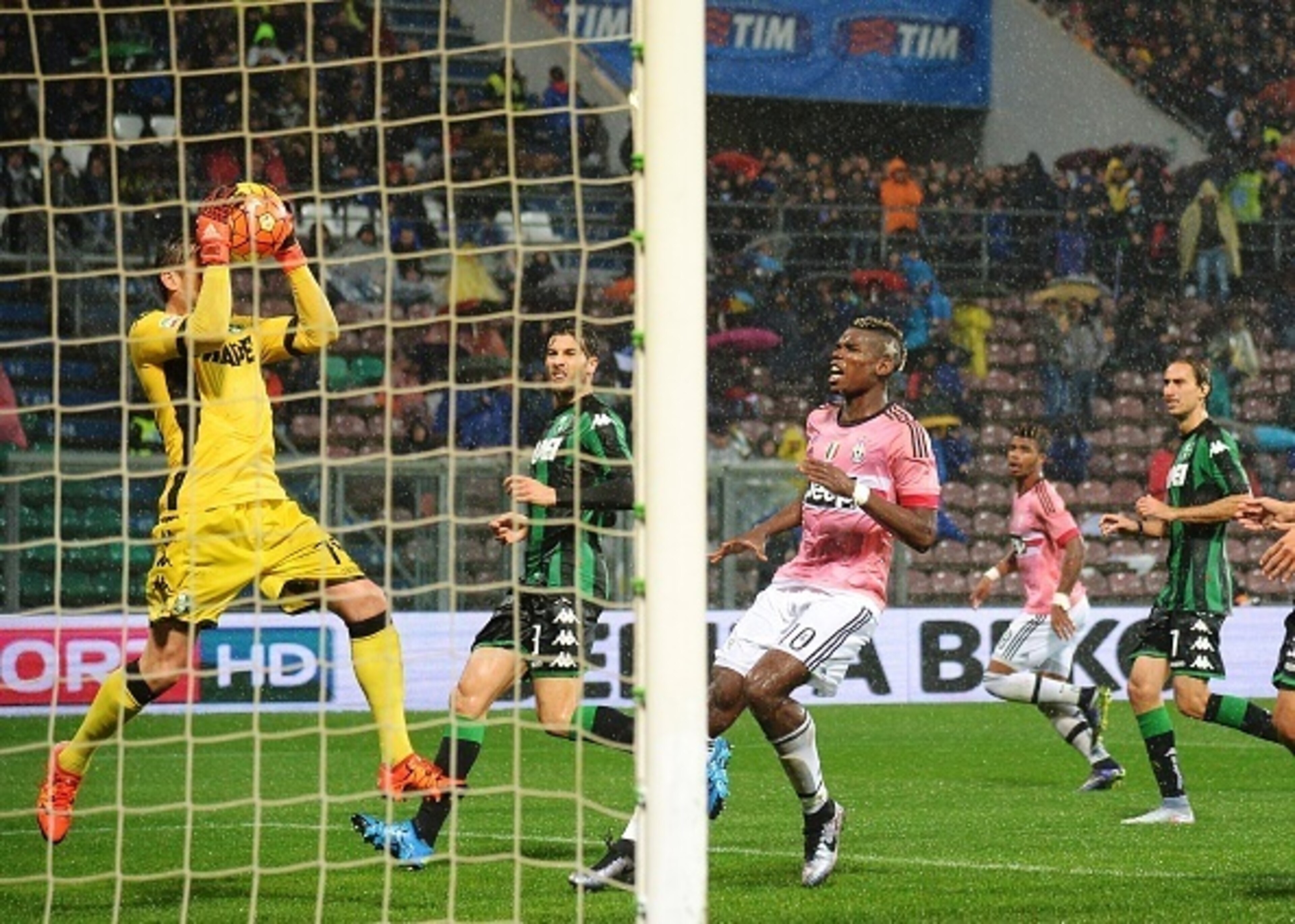 Pegolo claims a cross intended for Pogba. Pegolo claims a cross intended for Pogba.