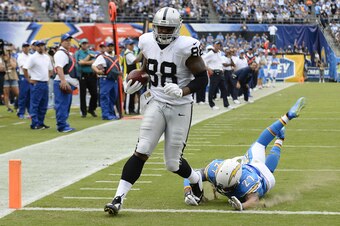 Raiders tight end Clive Walford scores a touchdown.