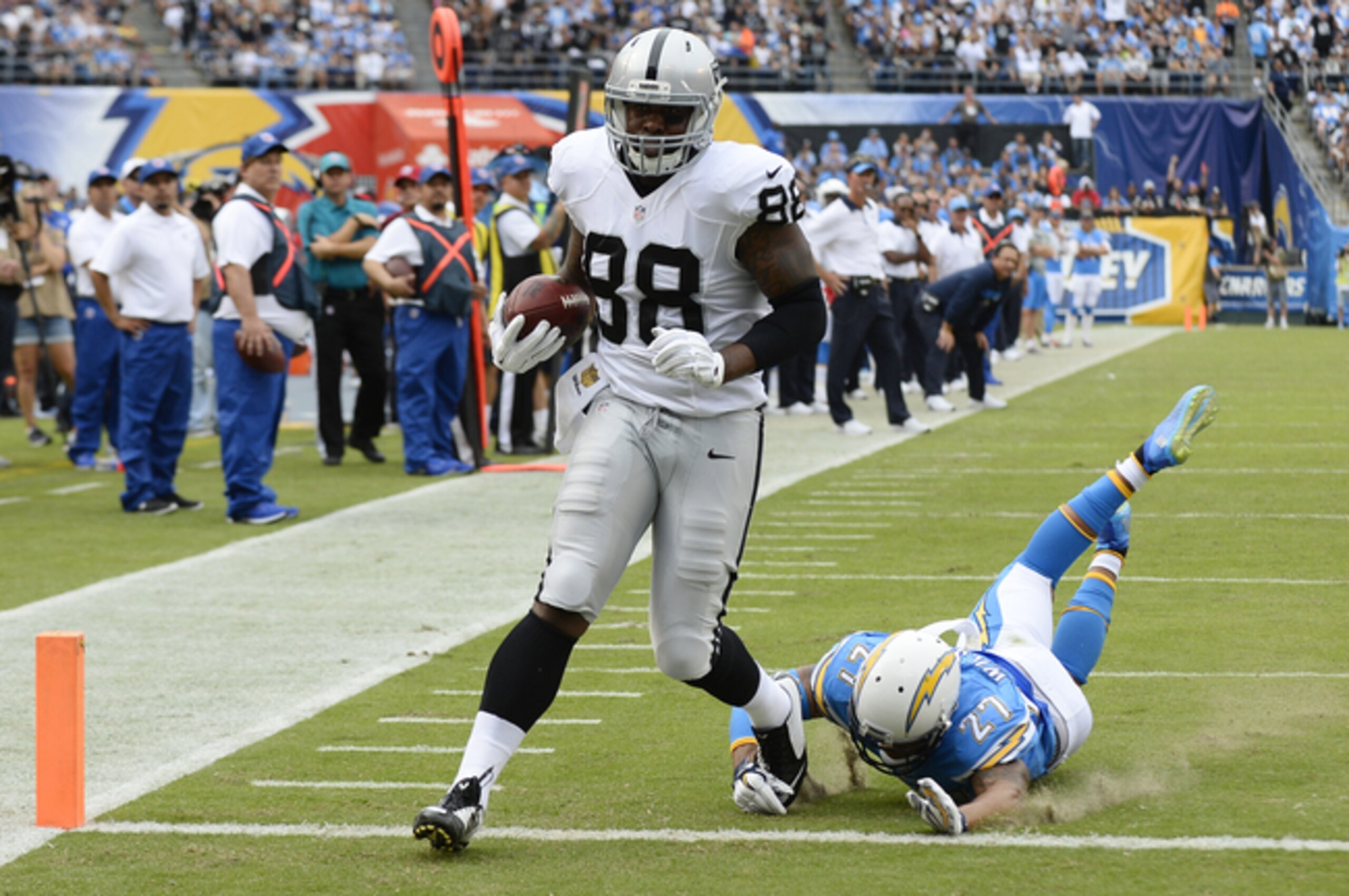 Raiders tight end Clive Walford scores a touchdown.