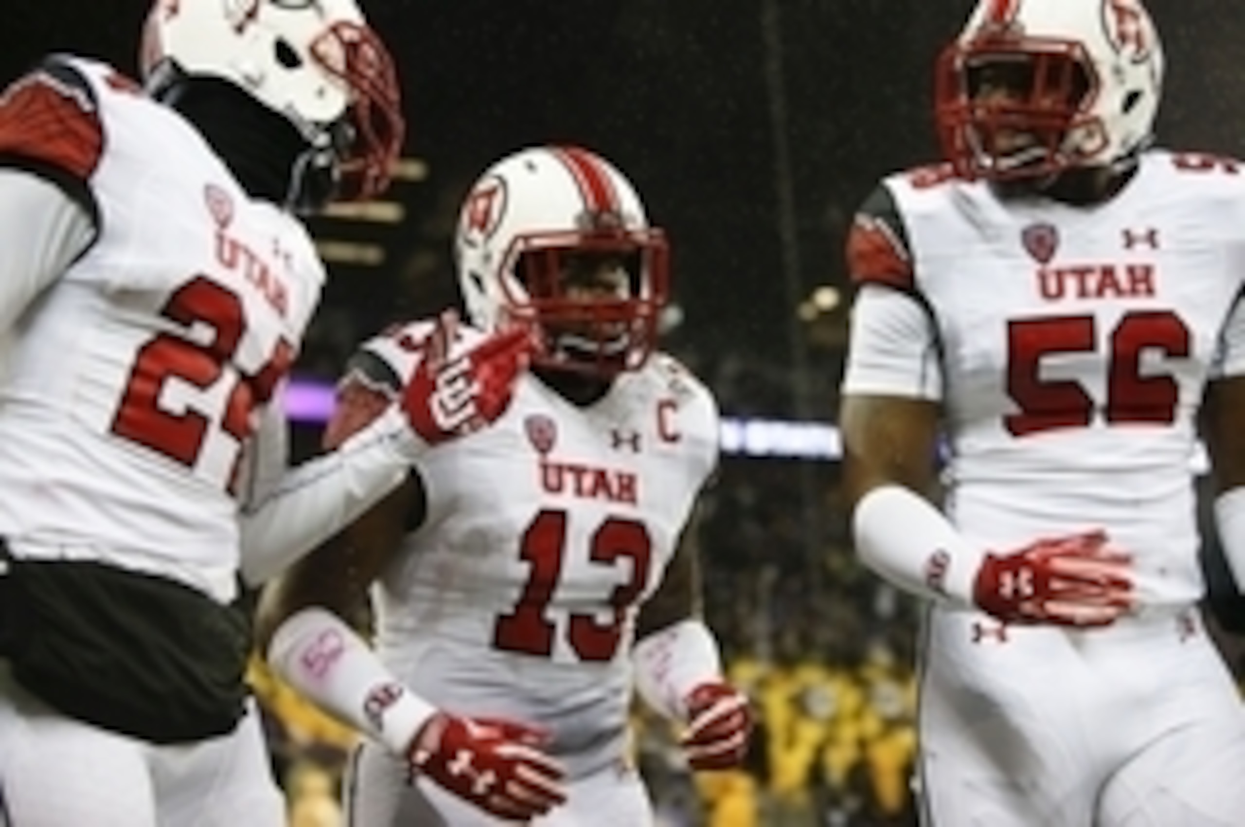Utah LB Gionni Paul (center)