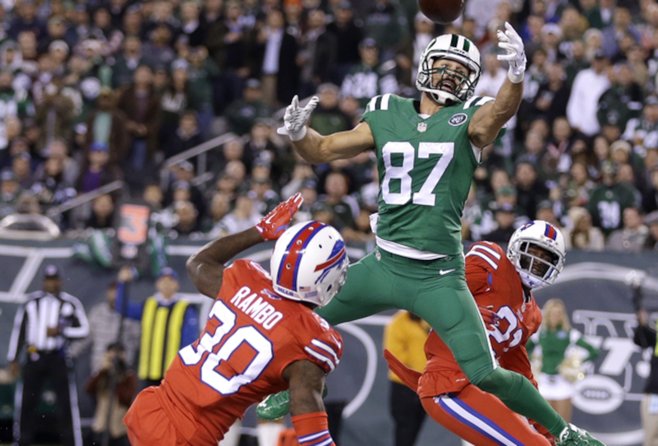 Eric Decker misses a chance to catch a touchdown