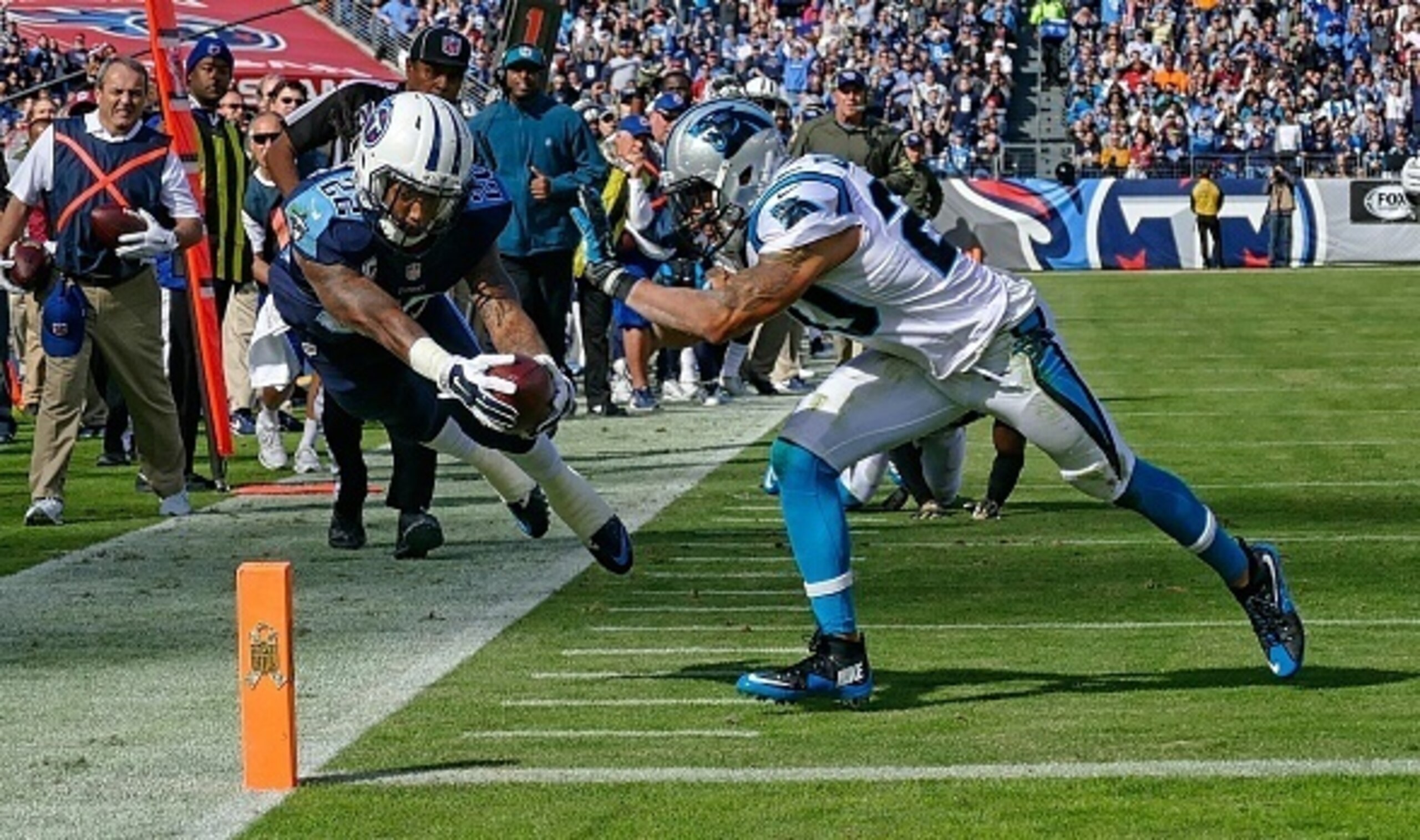 NASHVILLE, TN - NOVEMBER 15:  Dexter McCluster #22 of the Tennessee Titans dives towards the pilon to score a touchdown against Kurt Coleman #20 of the Carolina Panthers during the first half at Nissan Stadium on November 15, 2015 in Nashville, Tennessee.