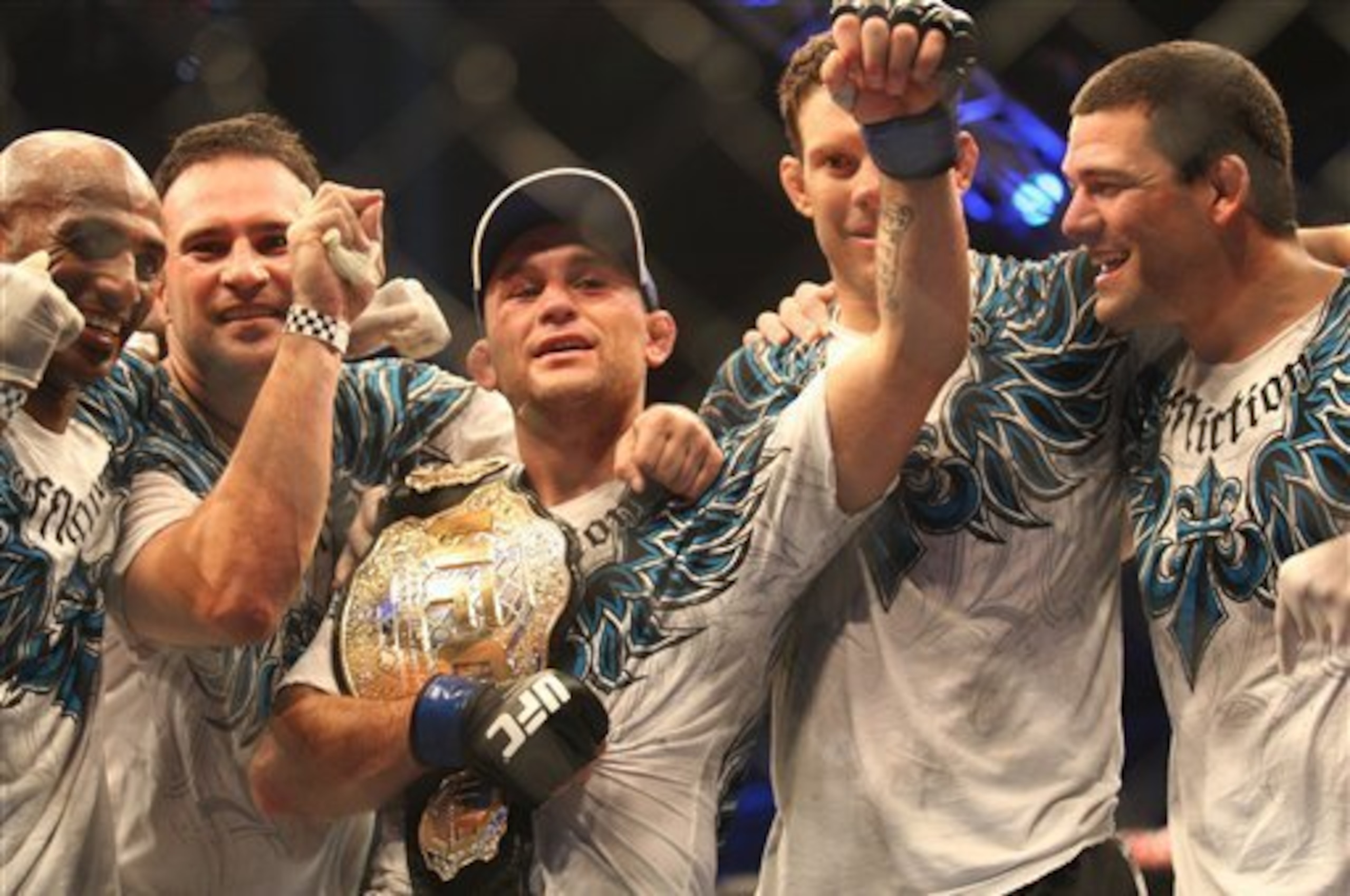 Frankie Edgar (center) Frankie Edgar (center)