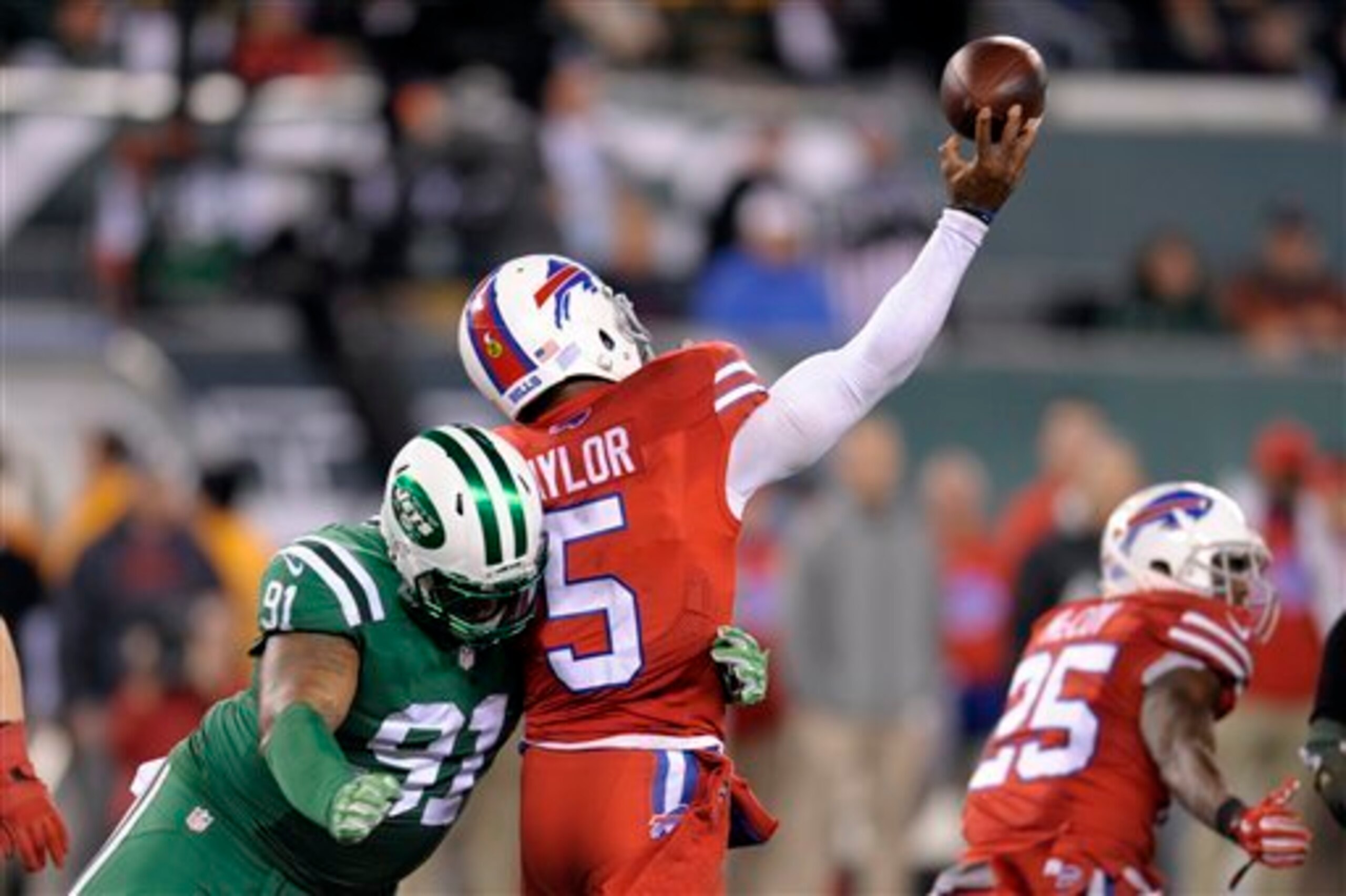 Sheldon Richardson hits Bills quarterback Tyrod Taylor.