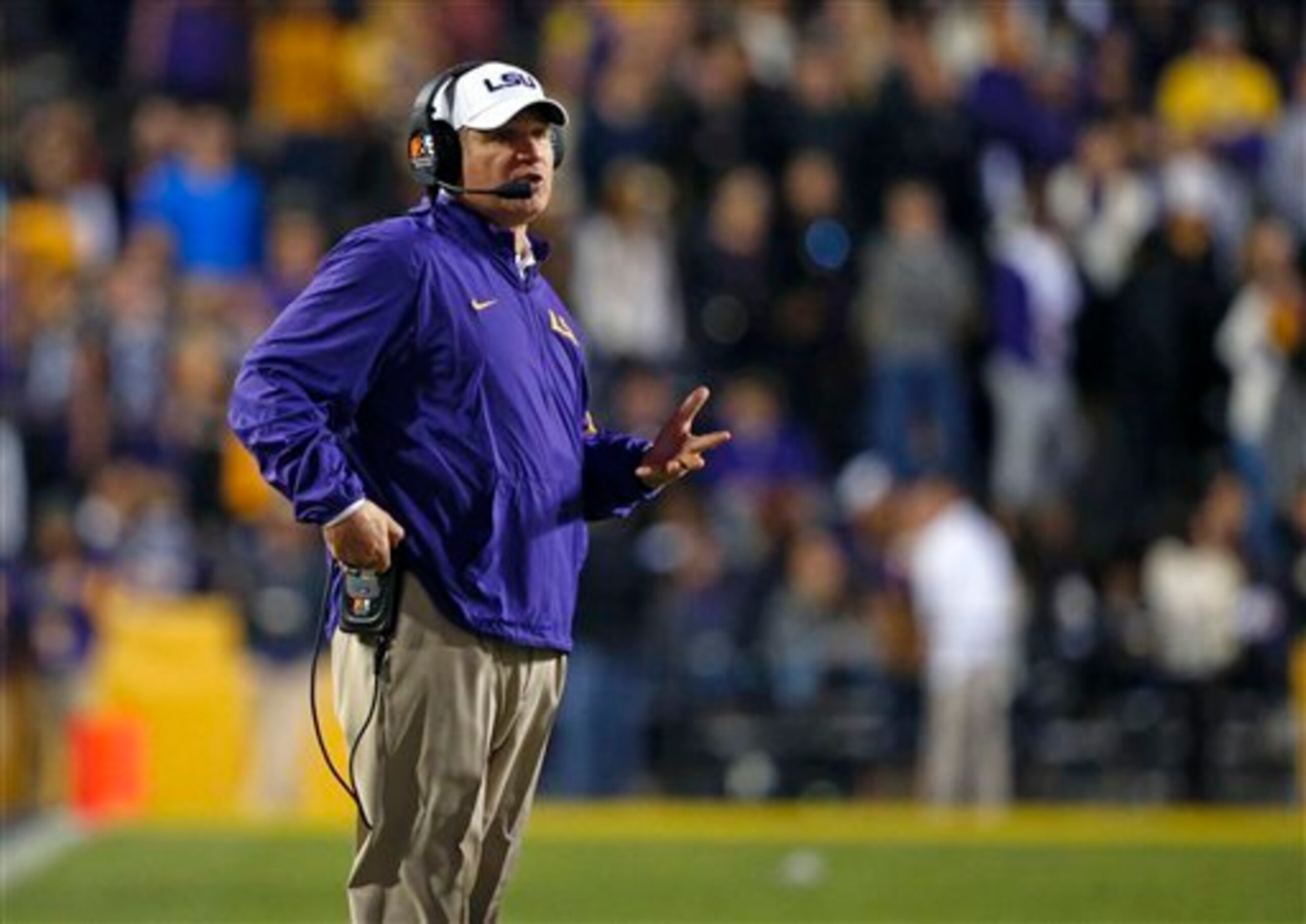 LSU and Les Miles find themselves feeling lots of pressure as 2015 wraps up.