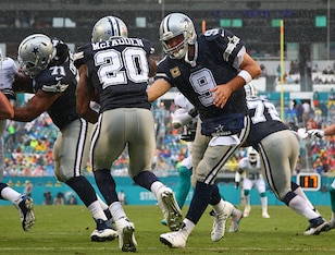 Tony Romo handing off to Darren McFadden.