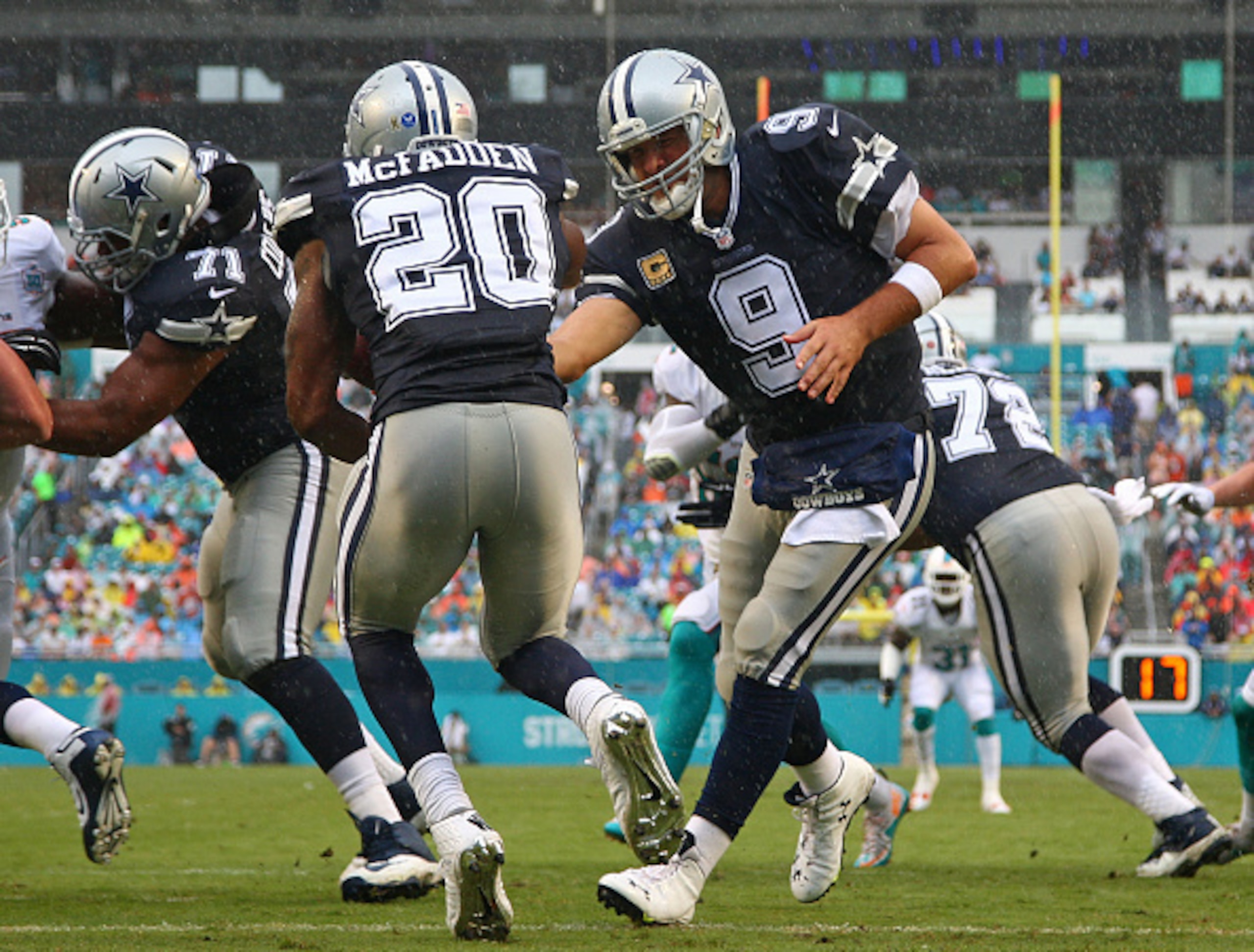 Tony Romo handing off to Darren McFadden.