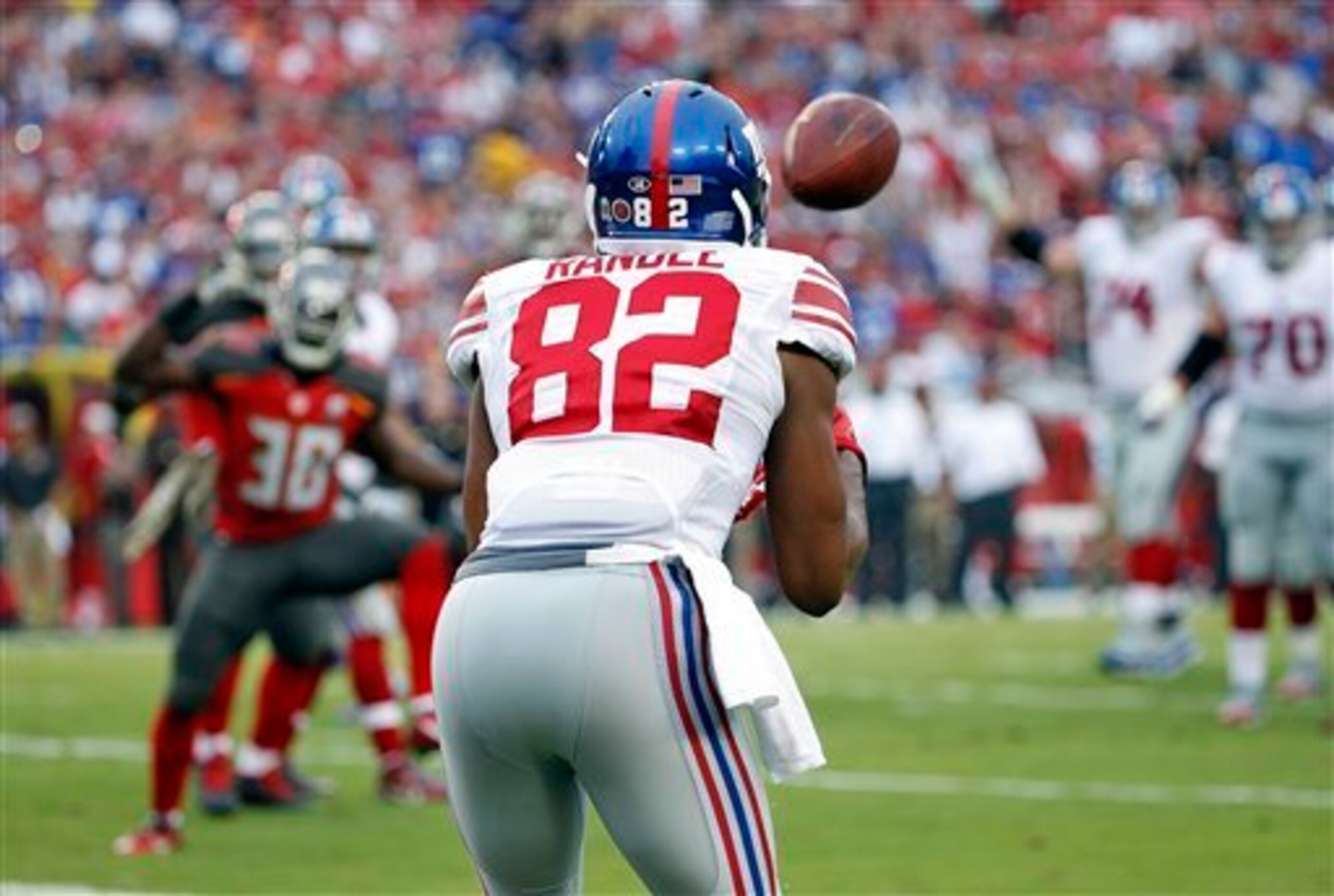 New York Giants wide receiver Rueben Randle (82) pulls in an 8-yard touchdown reception during the first quarter of an NFL football game against the Tampa Bay Buccaneers Sunday, Nov. 8, 2015, in Tampa, Fla. (AP Photo/Brian Blanco)