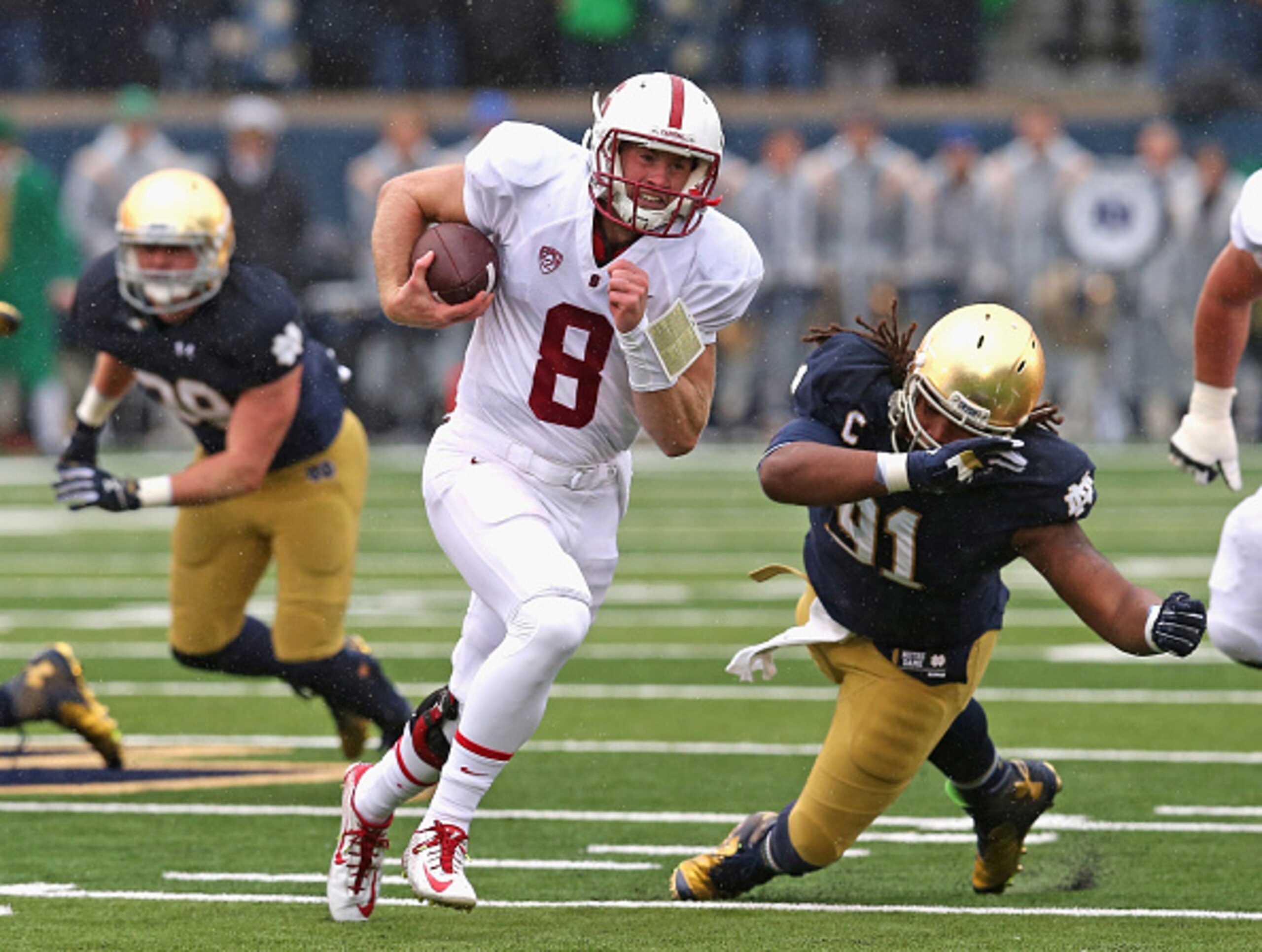 Stanford QB Kevin Hogan (center)