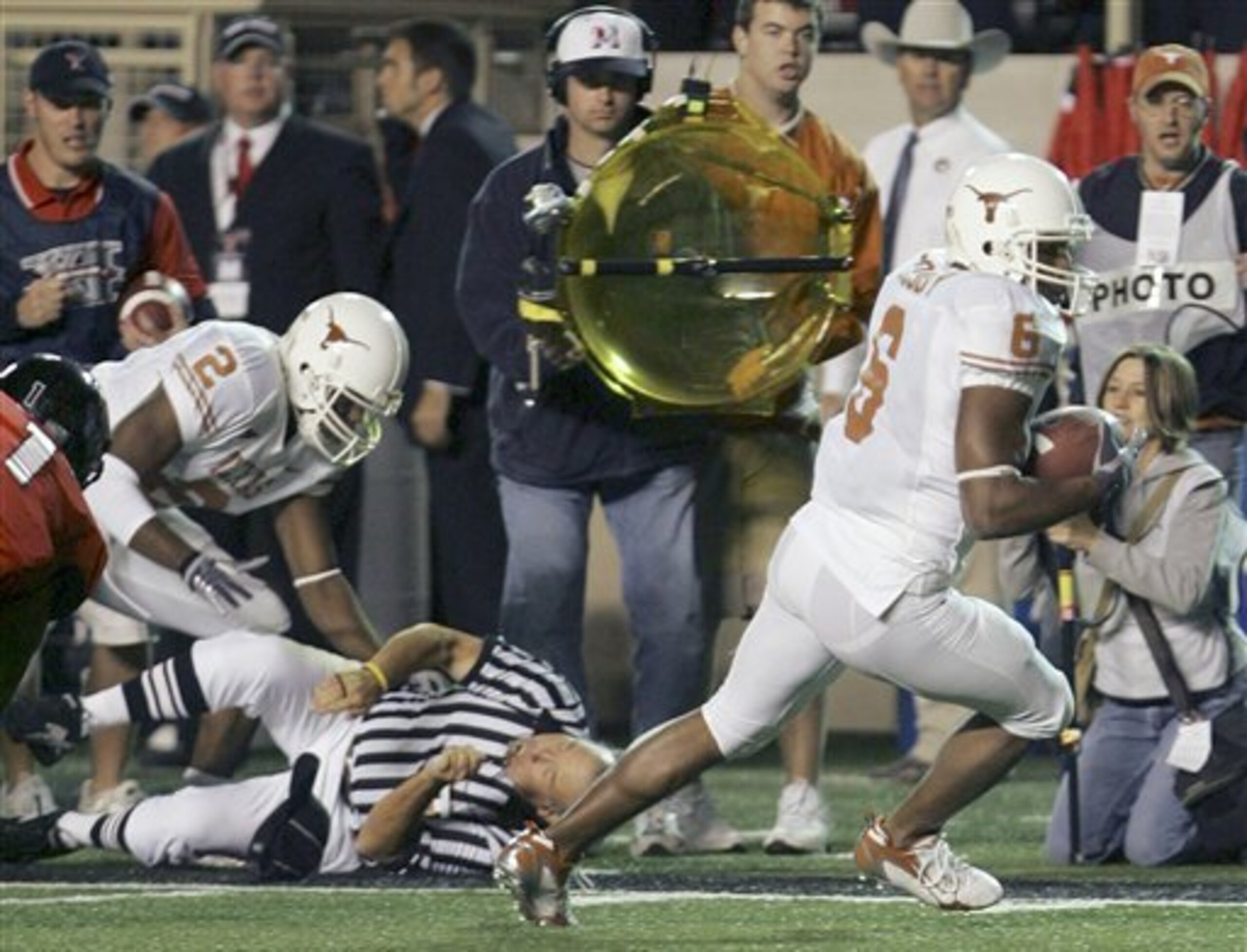 Wide receiver Quan Cosby got Texas going, and the Longhorns ran away with a 52-17 victory. Wide receiver Quan Cosby got Texas going, and the Longhorns ran away with a 52-17 victory.