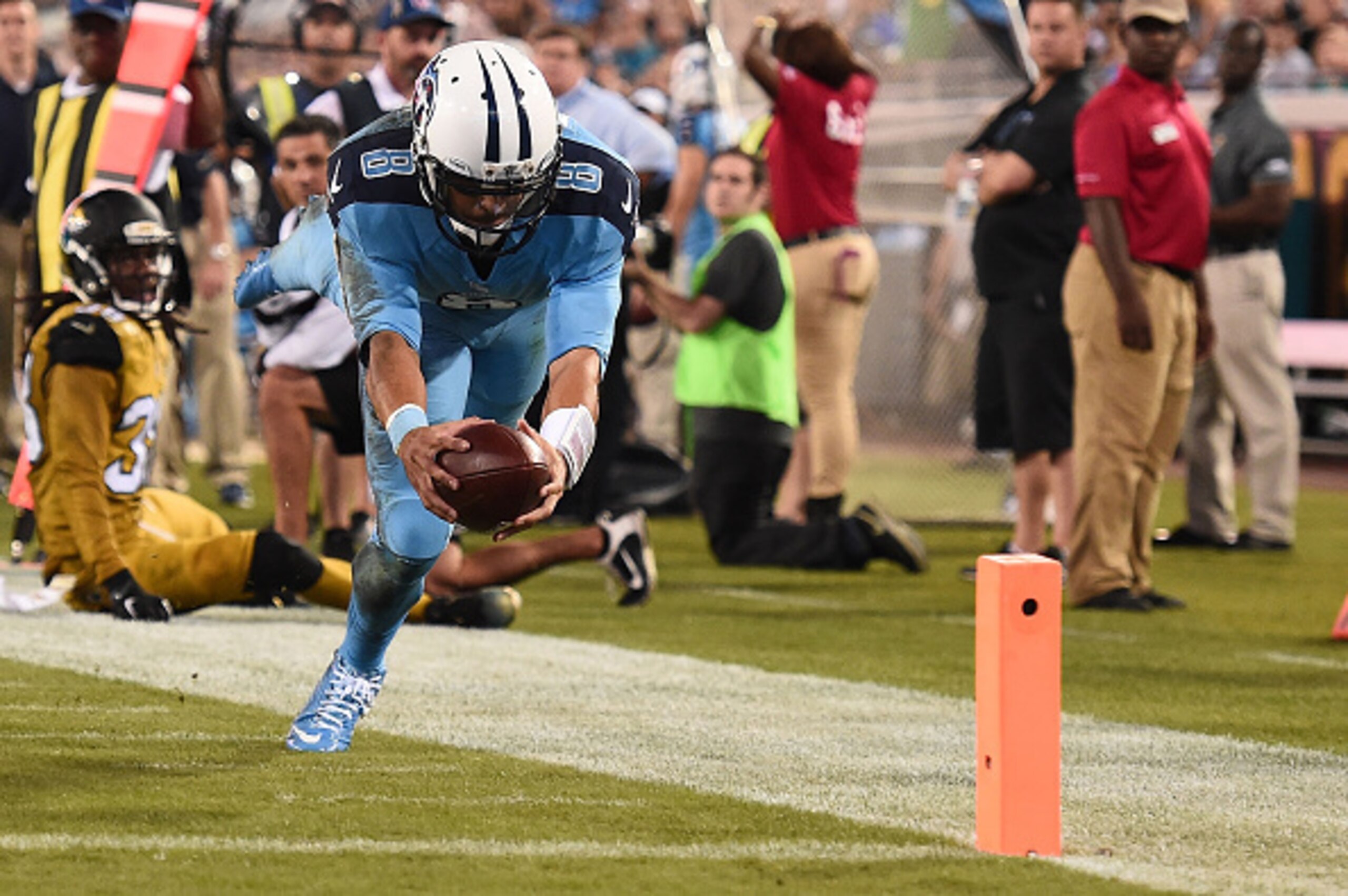 JACKSONVILLE, FL - NOVEMBER 19:  Marcus Mariota #8 of the Tennessee Titans dives for a touchdown during the third quarter of a game against the Jacksonville Jaguars at EverBank Field on November 19, 2015 in Jacksonville, Florida.  (Photo by Stacy Revere/G