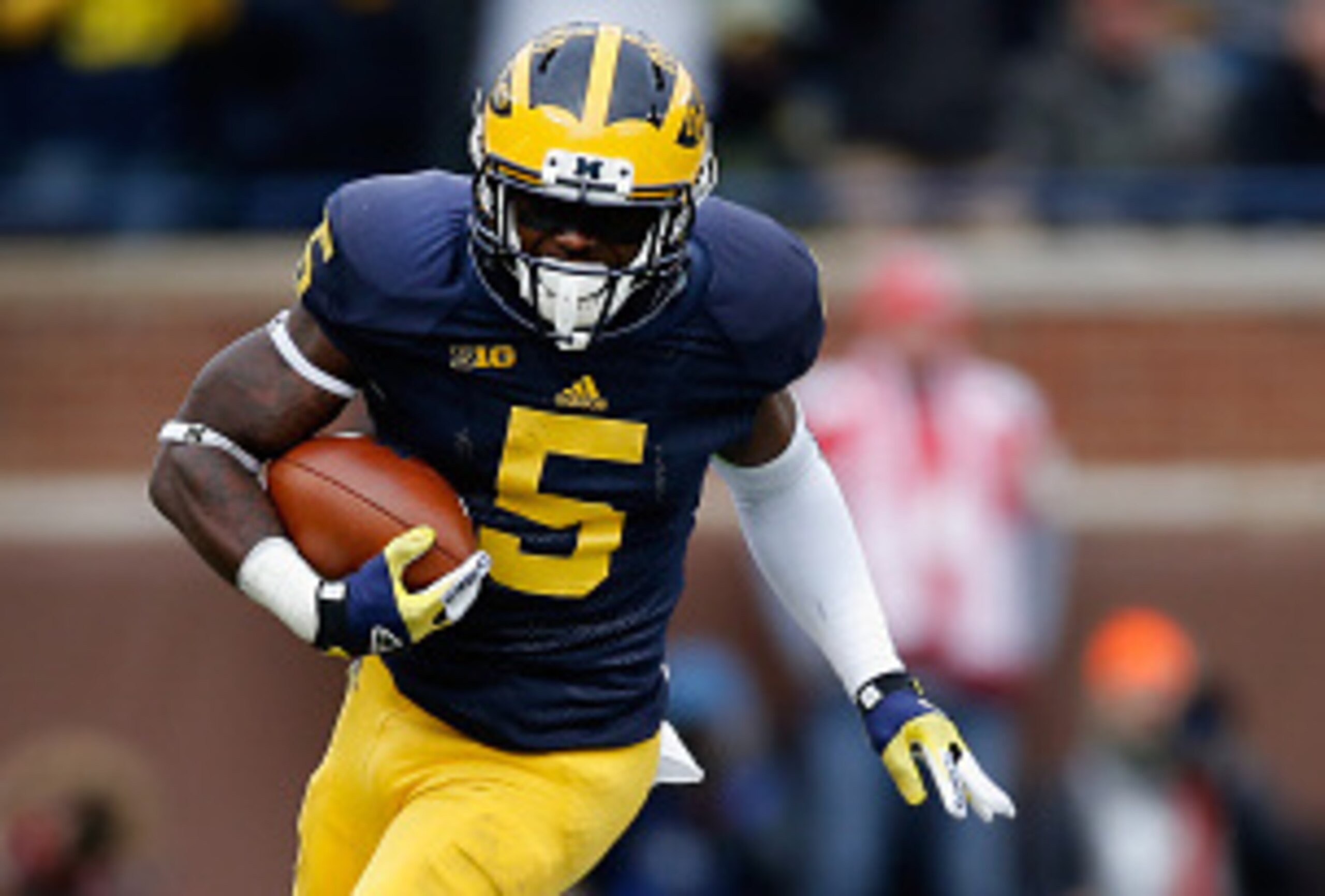 ANN ARBOR, MI - NOVEMBER 28: Jabrill Peppers #5 of the Michigan Wolverines eludes the tackle of Gareon Conley #8 of the Ohio State Buckeyes in the first half at Michigan Stadium on November 28, 2015 in Ann Arbor, Michigan.  (Photo by Gregory Shamus/Getty 